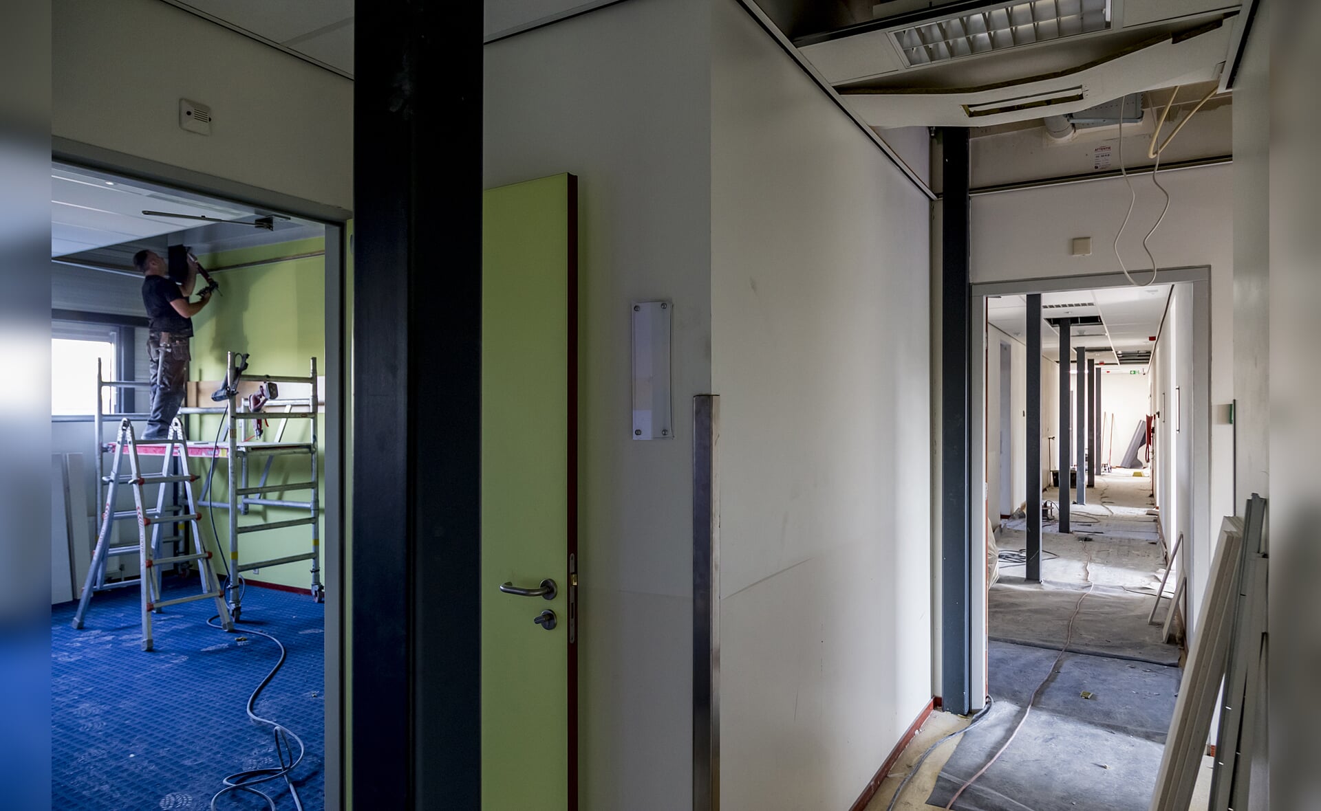 De voormalige hotelaccommodatie van een schoolgebouw aan de Tijvert is verbouwd voor de opvang van asielzoekers met een verblijfsstatus. (Foto: Peter de Koning). 