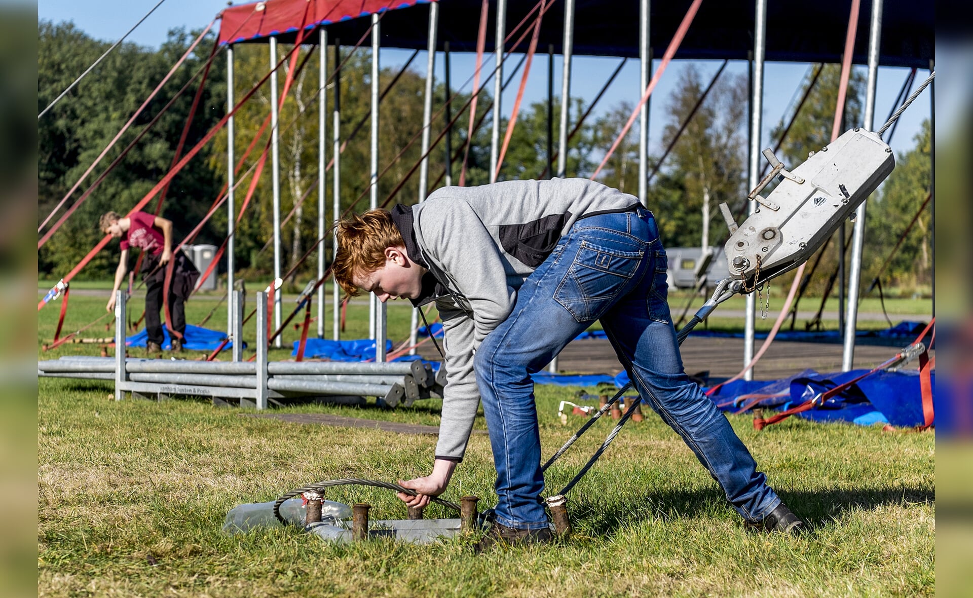 De Boxtelse scouts Okke van Krieken (op de voorgrond) en Giel van Houtum hielpen afgelopen weekend mee bij de opbouw van festival Circolo. Ze zetten samen met de andere Rowans onder meer de blauwe tent ‘Verbazing’ op. (Foto: Peter de Koning).