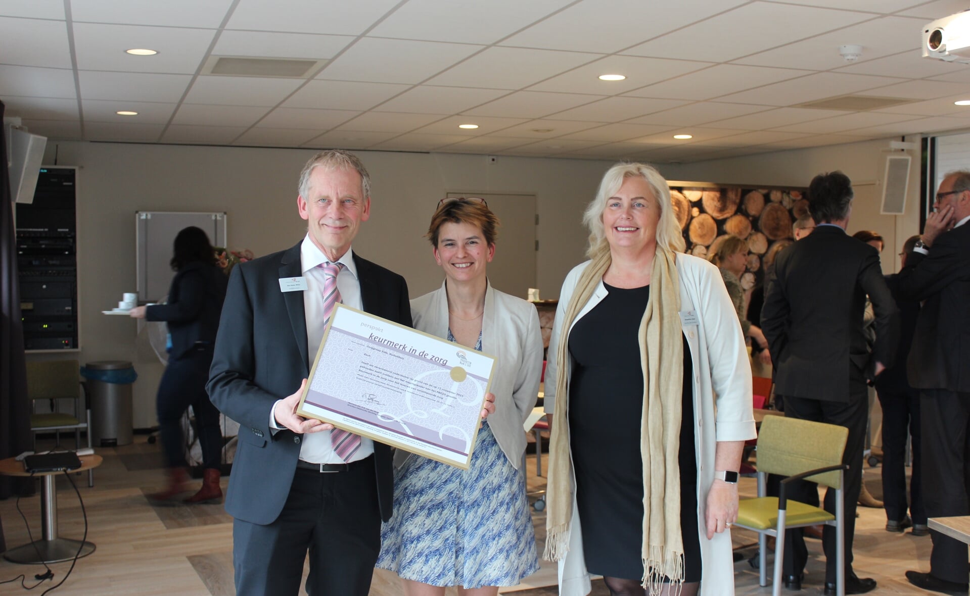 Jan Kees Metz en Jacqueline Joppe (rechts) van Zorggroep Elde ontvingen in april het Gouden Keurmerk van directeur Nicolien van den Berg van Perspekt. 