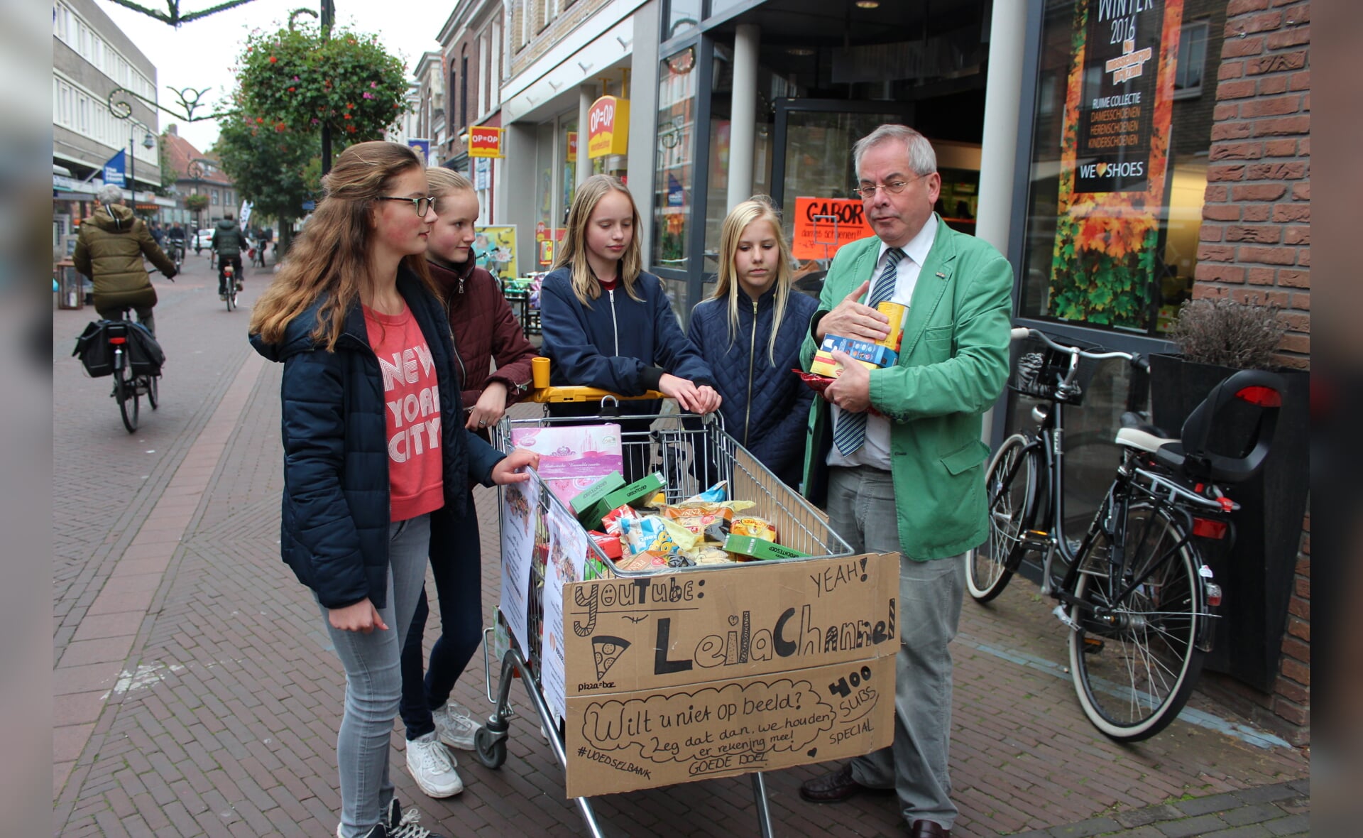 Vlogger Leila Zimmerman reikte vorige week met haar vriendinnen producten uit aan Voedselbank-voorzitter Arjen Witteveen. (Foto: Annelieke van der Linden).