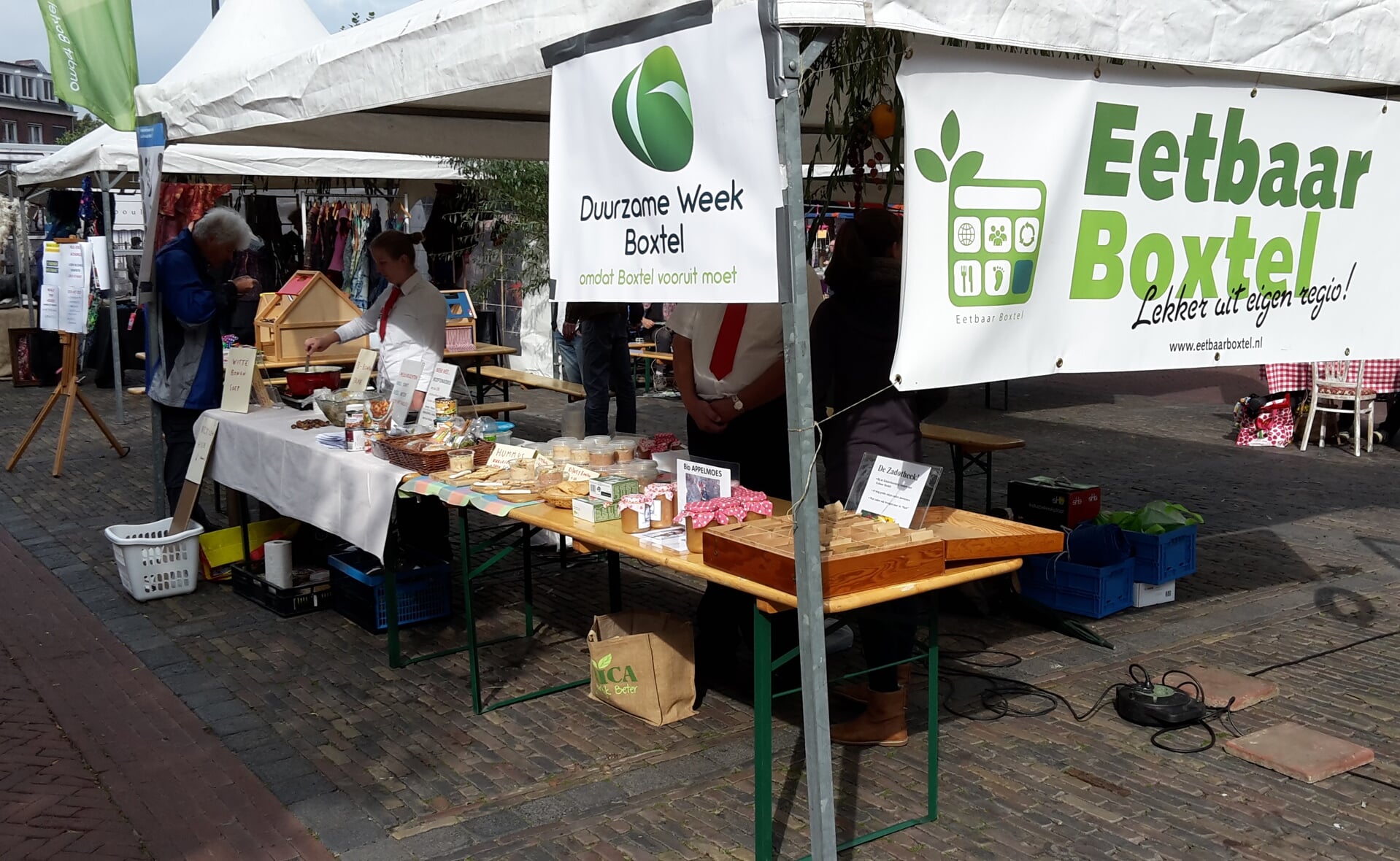 In een van de kramen van de Herfstfair die vandaag op de Markt wordt gehouden, wordt aandacht gevraagd voor de Duurzame Week Boxtel. (Foto: Henk van Weert). 