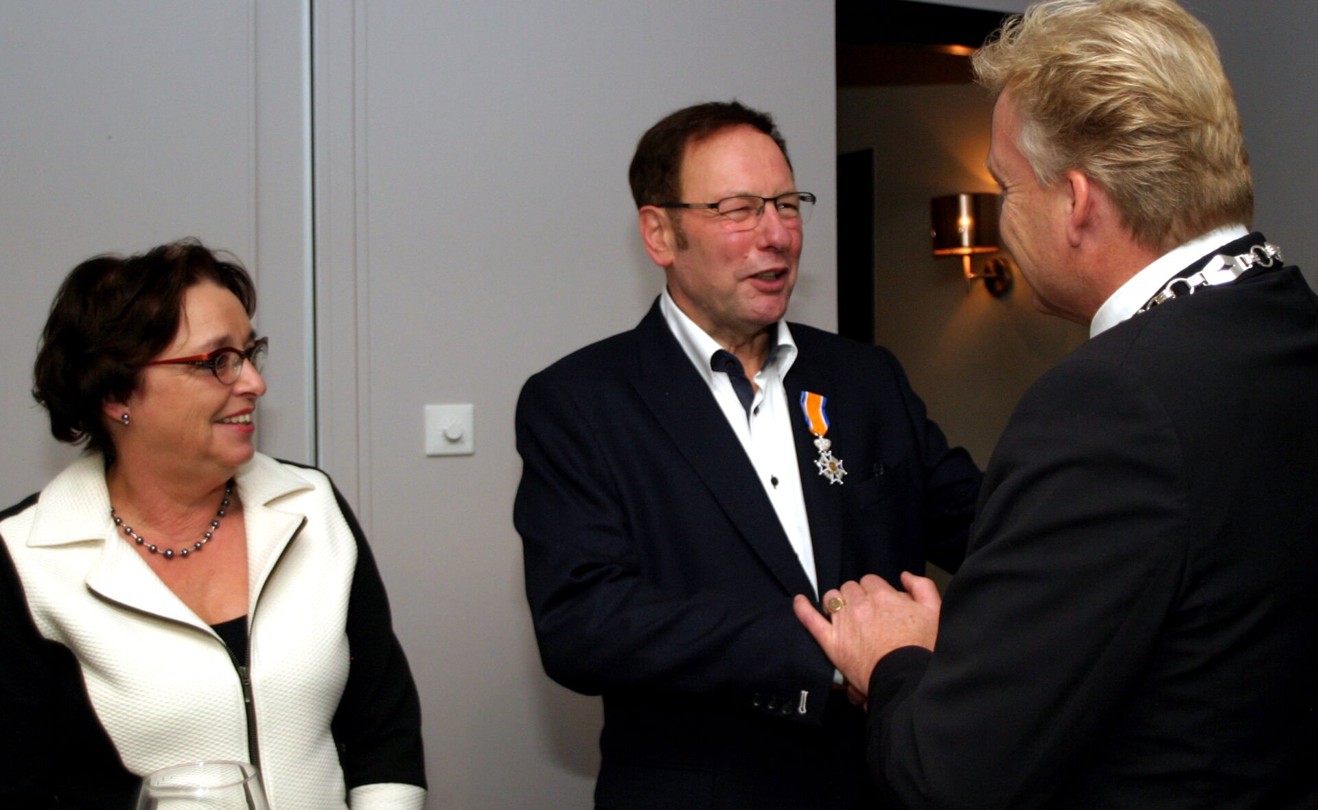 Frank van Beers (midden) ontving de onderscheiding uit handen van burgemeester Mark Buijs van de gemeente Boxtel. Links Marianne van Beers, echtgenote van Frank. (Foto: Gerard Schalkx).