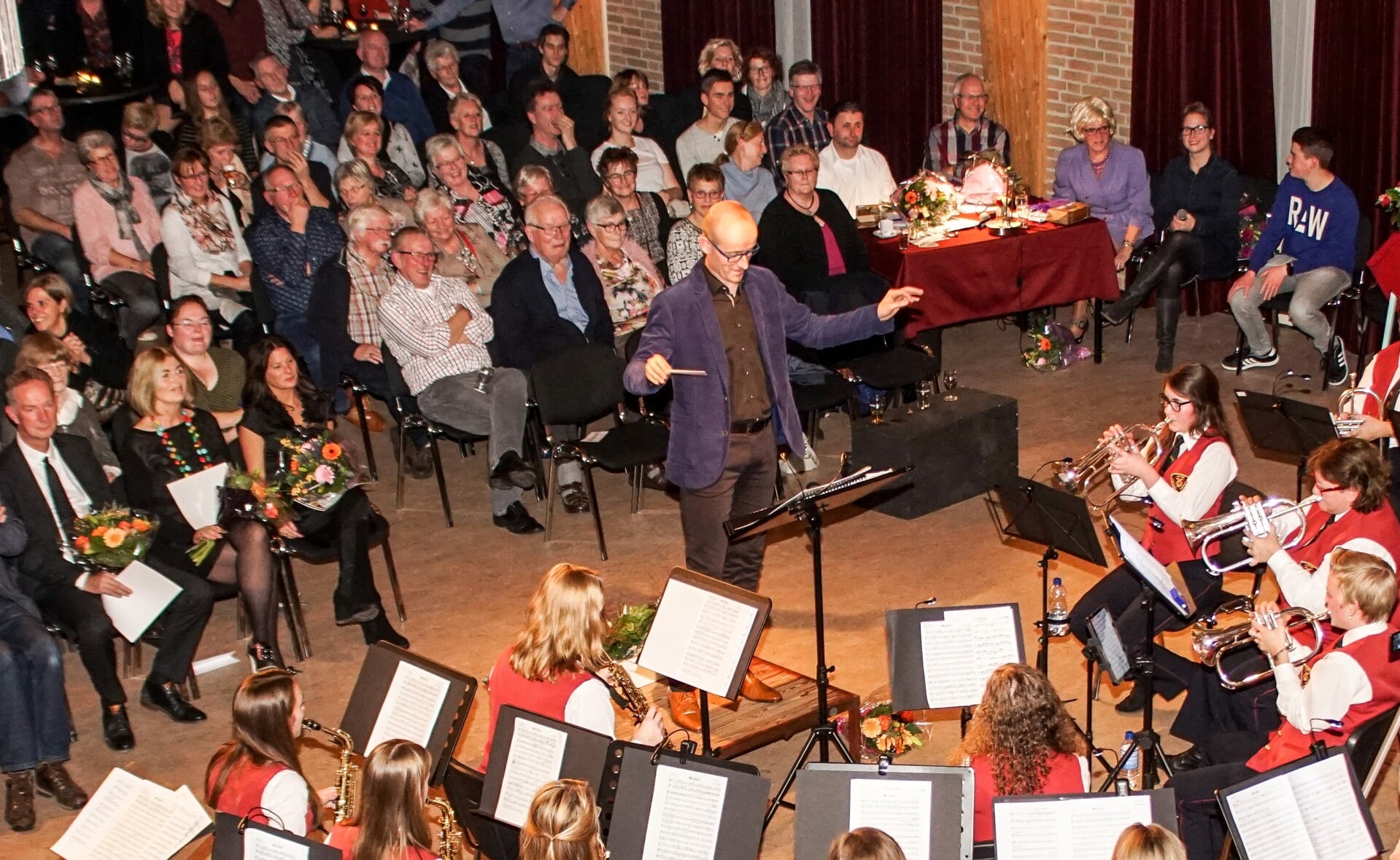 Schooldirecteur Edwin Vugts van De Oversteek dirigeert de finale van Maestro Liemt. (Foto: Albert Stolwijk). 