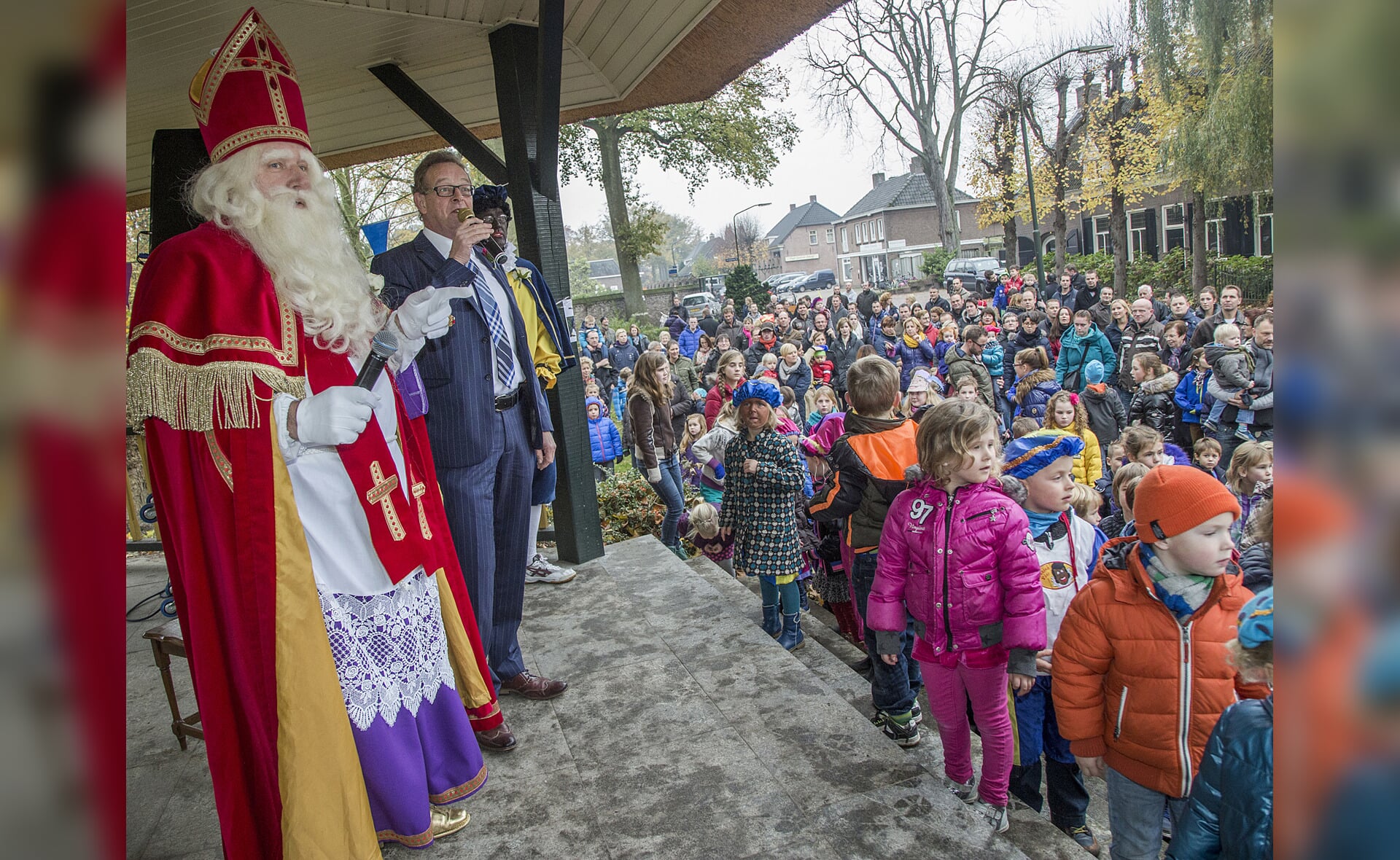 In Gemonde vervalt de gebruikelijk ontvangst van Sinterklaas in de kiosk vanwege het slechte weer. Het programma is uitsluitend in De Schuif. (Foto: Peter de Koning, 2013). 