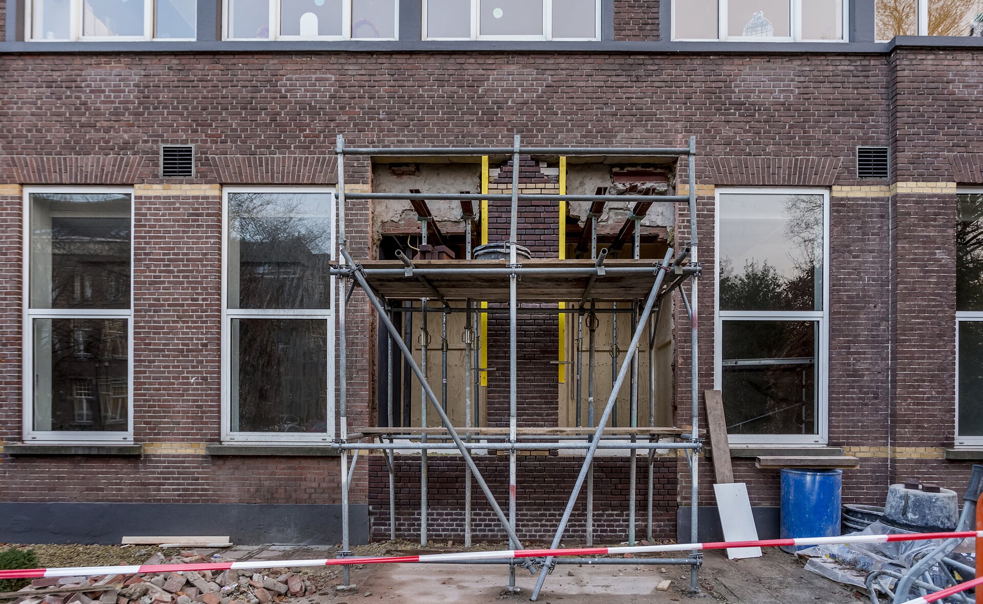 De voordeur met portaal is verdwenen. De Angelaschool realiseert een nieuwe hoofdingang op het schoolplein aan de Herman Brandtstraat. (Foto: Peter de Koning).