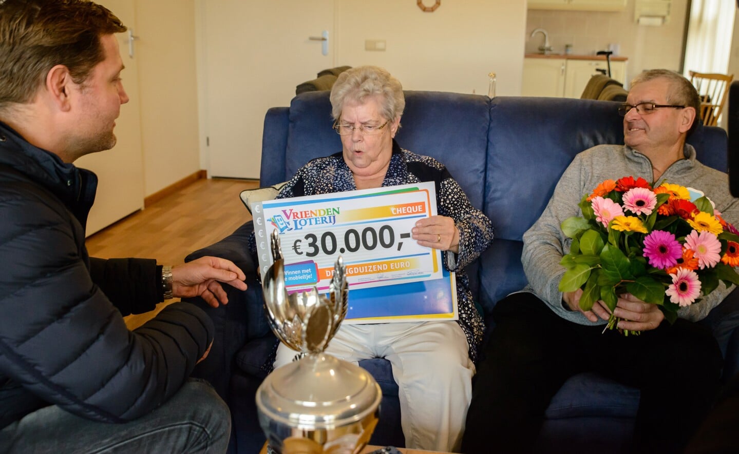 Adriana en Leo uit Boxtel winnen 30.000 bij de VriendenLoterij. Zij ontvangen de prijs uit handen van VriendenLoterij-ambassadeur Dennis van der Geest.
