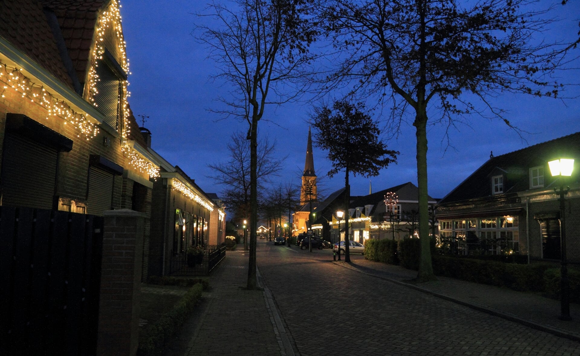 Het centrum van Liempde is al jaren sfeervol verlicht in december en januari. Om Liemt in het licht gestalte te geven, hangen vele vrijwilligers lampjes op in het dorp. Zaterdag 28 november om 17.00 uur start de twaalfde editie. (Foto: Ruud van Nooijen, 2016).  