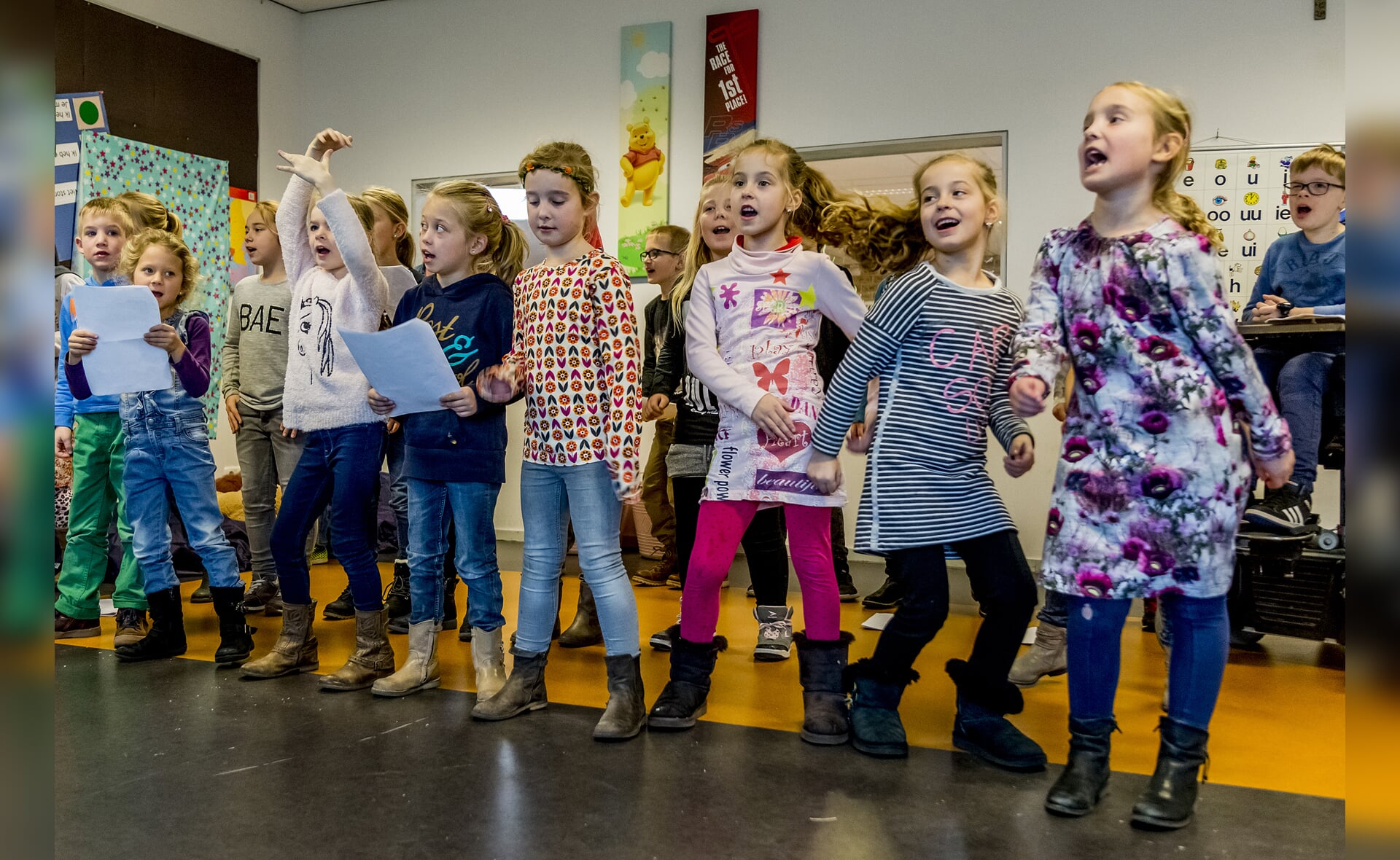 Het koortje van de Prinses Amaliaschool repeteerde deze week voor een optreden op de kerstmarkt. (Foto: Peter de Koning).