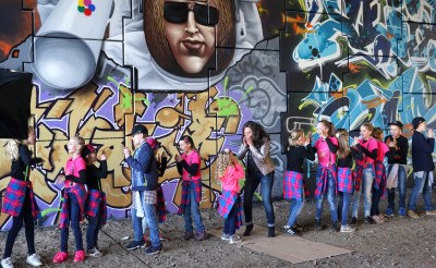 Onlangs nam The Star Company een videoclip in Boxtel die hoort bij het lied Let the children play. (Foto: Albert Stolwijk).