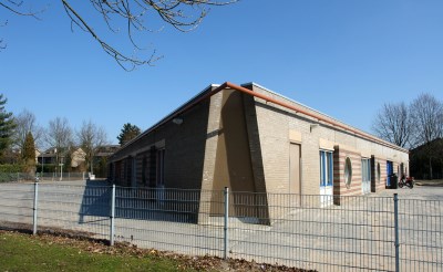 Archiefopname van de vroegere basisschool De Beemden aan de Albinonistraat. De school is in beeld voor sloop; er is plaats voor 10 tot 15 huurwoningen.