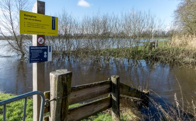 Verschillende gebieden zijn op een natuurlijke wijze onder water gelopen de afgelopen weken, waaronder de Logtsebaan (foto) op de grens van Lennisheuvel en Spoordonk waar de Beerze gecontroleerd buiten zijn oevers mag treden. (Foto: Peter de Koning).