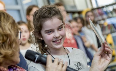 Biebe Peeters wordt gefeliciteerd door juryvoorzitter Ineke Platel. Ze ontving onder andere een boekenbon. (Foto: Peter de Koning).