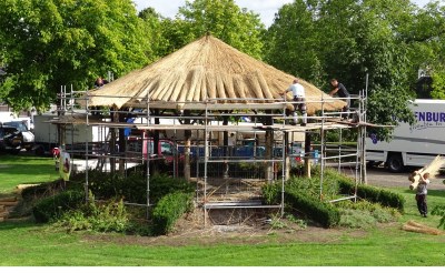 Tijdens de restauratie kreeg de muziekkiosk in het Liempdse Concordiapark eind augustus ook een nieuwe rieten kap. (Foto: Albert Stolwijk).