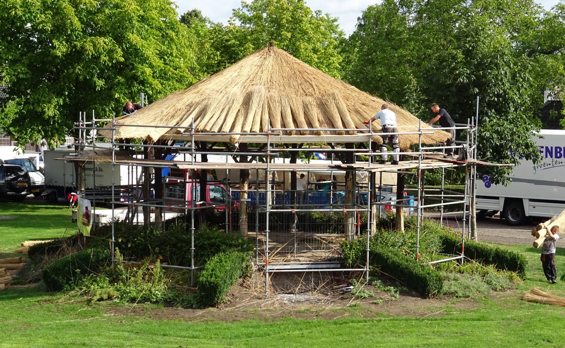 Tijdens de restauratie kreeg de muziekkiosk in het Liempdse Concordiapark eind augustus ook een nieuwe rieten kap. (Foto: Albert Stolwijk). 