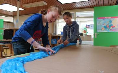 Eind 2014 maakten de leerlingen maquettes over hun toekomstige speelplaats langs de Essche Stroom. Die werden gepresenteerd aan medewerkers van waterschap De Dommel. Hoe de waterontdekplek er uit komt te zien, wordt duidelijk op 24 februari. (Archieffoto: Annelieke van der Linden)