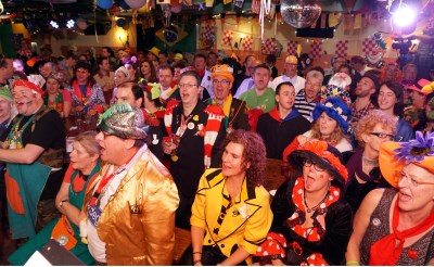 Grand café Rembrandt was maandagmiddag afgeladen vol voor het Politiek Kaffee. En meerdere keren werd het muisstil om de ludieke verrichtingen op het podium te kunnen volgen. (Foto: Albert Stolwijk).