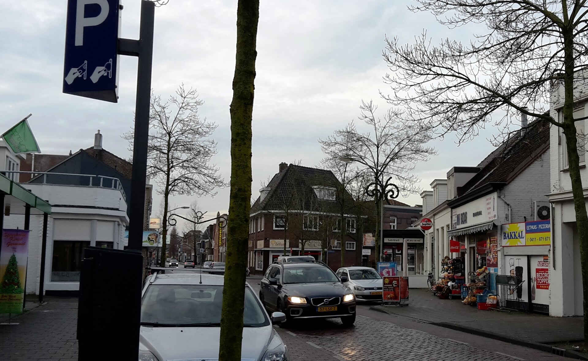 De parkeerautomaten in de Stationsstraat verdwijnen. Hier komt een blauwe zone. (Foto: Henk van Weert). 