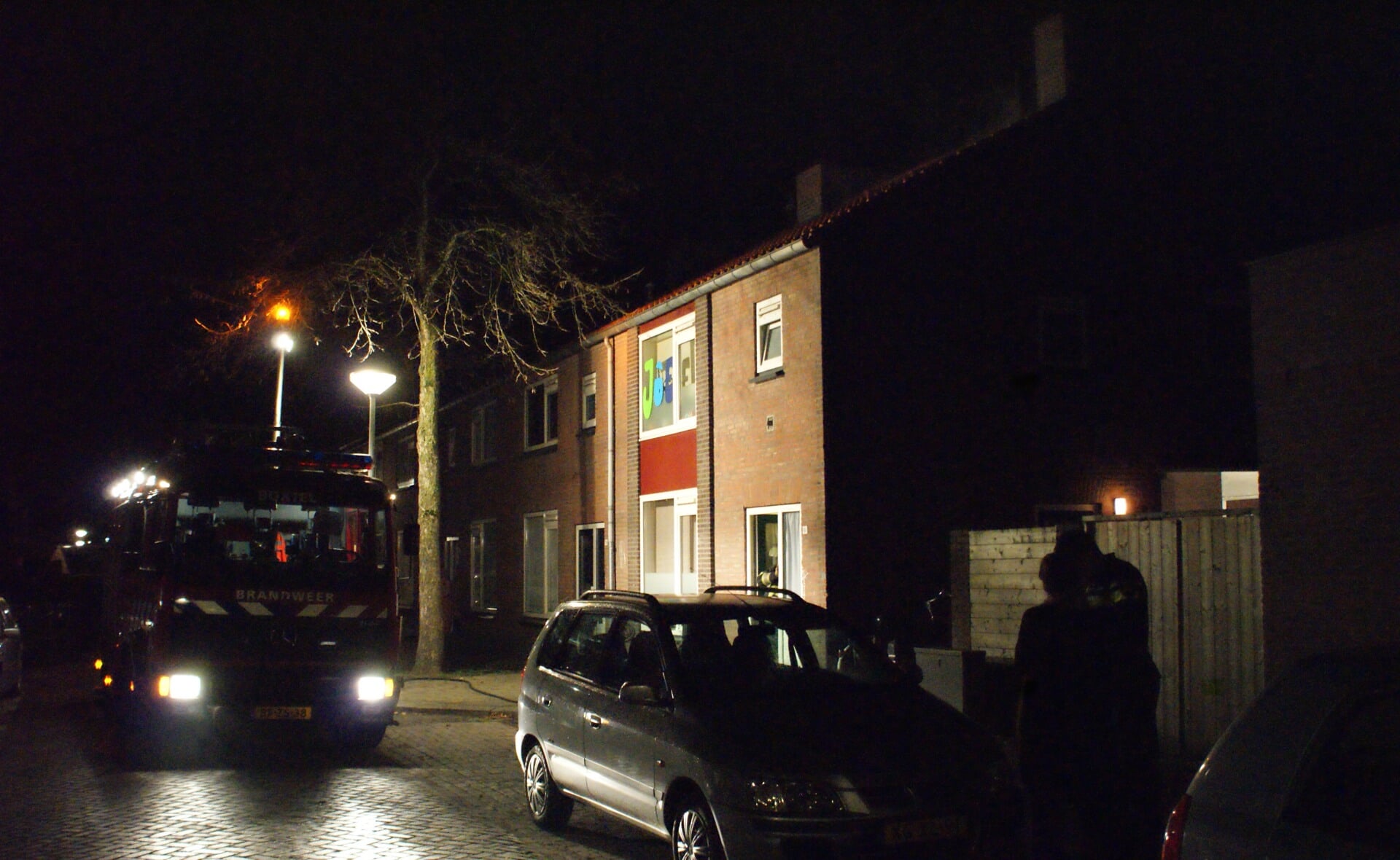 In de woning aan de Sint-Willibrordstraat in Boxtel werd tijdens een brand een hennepkwekerij ontdekt. Het huis is door burgemeester Buijs drie maanden verzegeld.