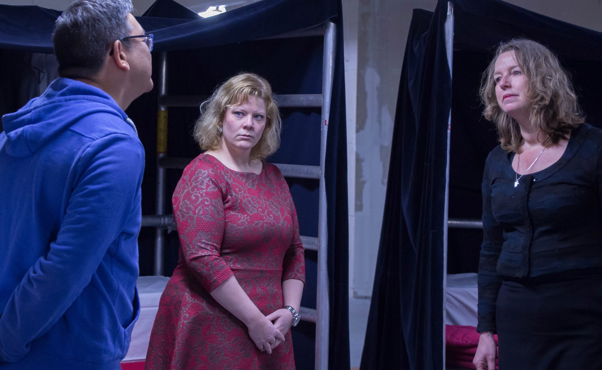Robert Brussée, Linda Brands en Marie-José van Hal (v.l.n.r.) spelen in 'Naakt als wormen' tijdens de theaterwandeling van BOXtheater. (Foto: BOXtheater).