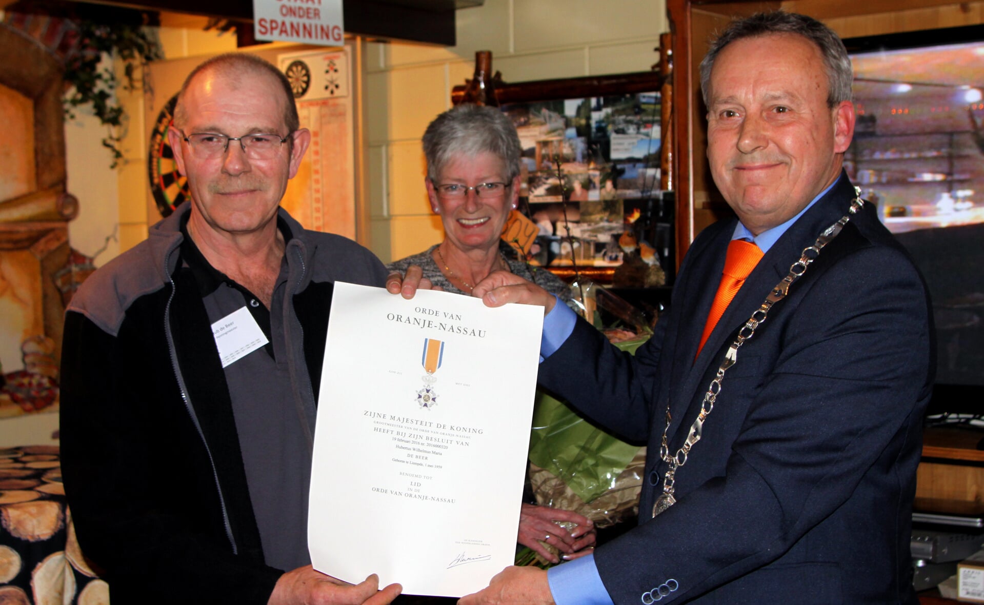 Medeoprichter Huub de Beer van De Pagaai (links) is zaterdagmiddag koninklijk onderscheiden. Naast hem staan echtgenote Lies en loco-burgemeester Herman van Wanrooij. (Foto: Gerard Schalkx).