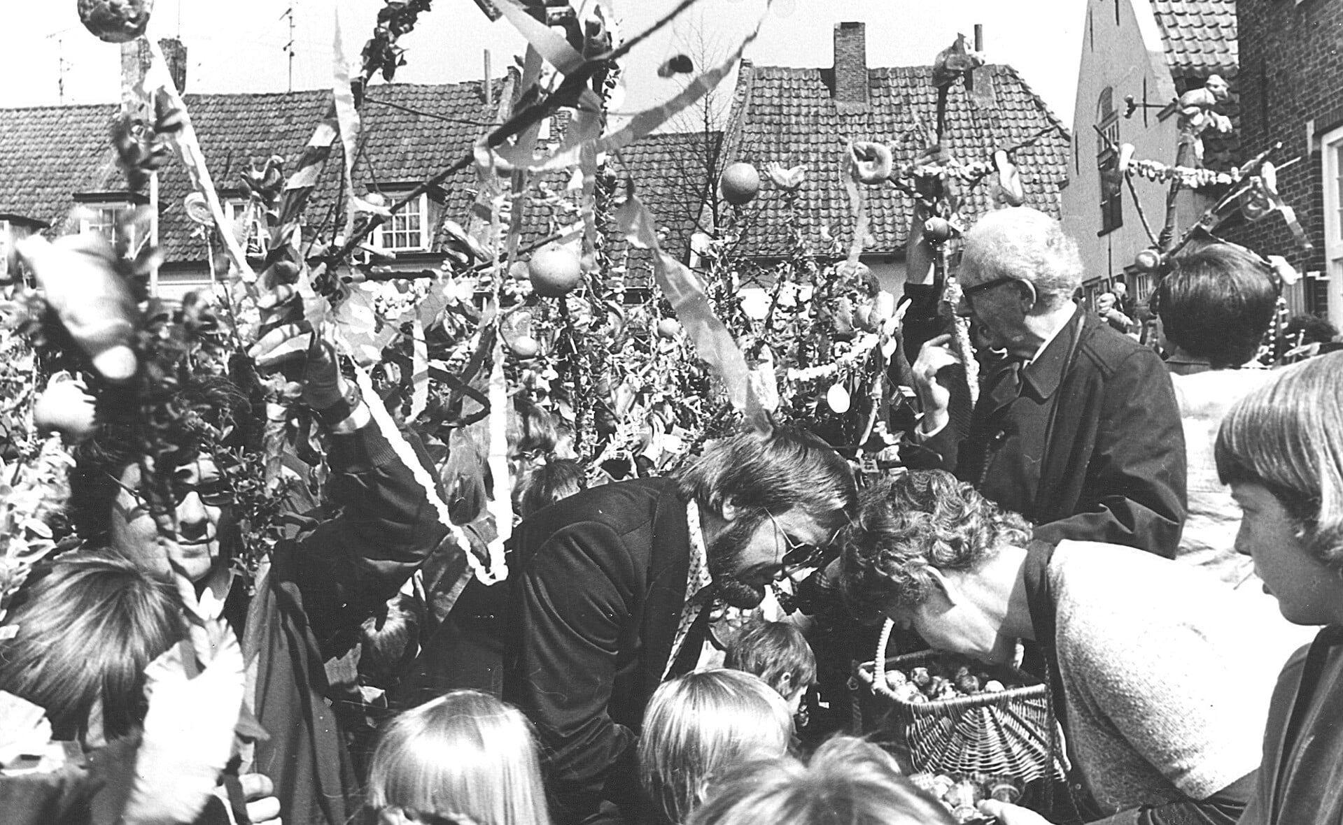 Een historische opname van de Palmpaasoptocht met rechts initiatiefnemer Piet Dorenbosch. (Foto: Piet van Oers, archief Brabants Centrum).