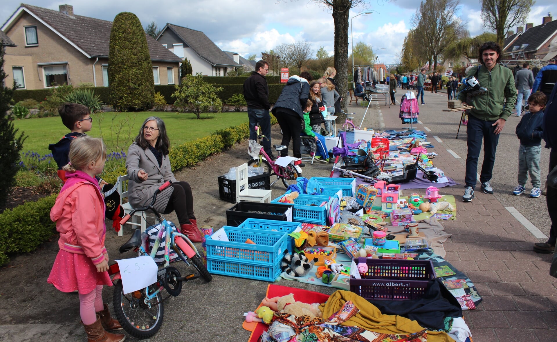 Floor en haar broer Sven verkochten zondag speelgoed op de rommelmarkt aan de Mijlstraat in Lennisheuvel. (Foto: Annelieke van der Linden).