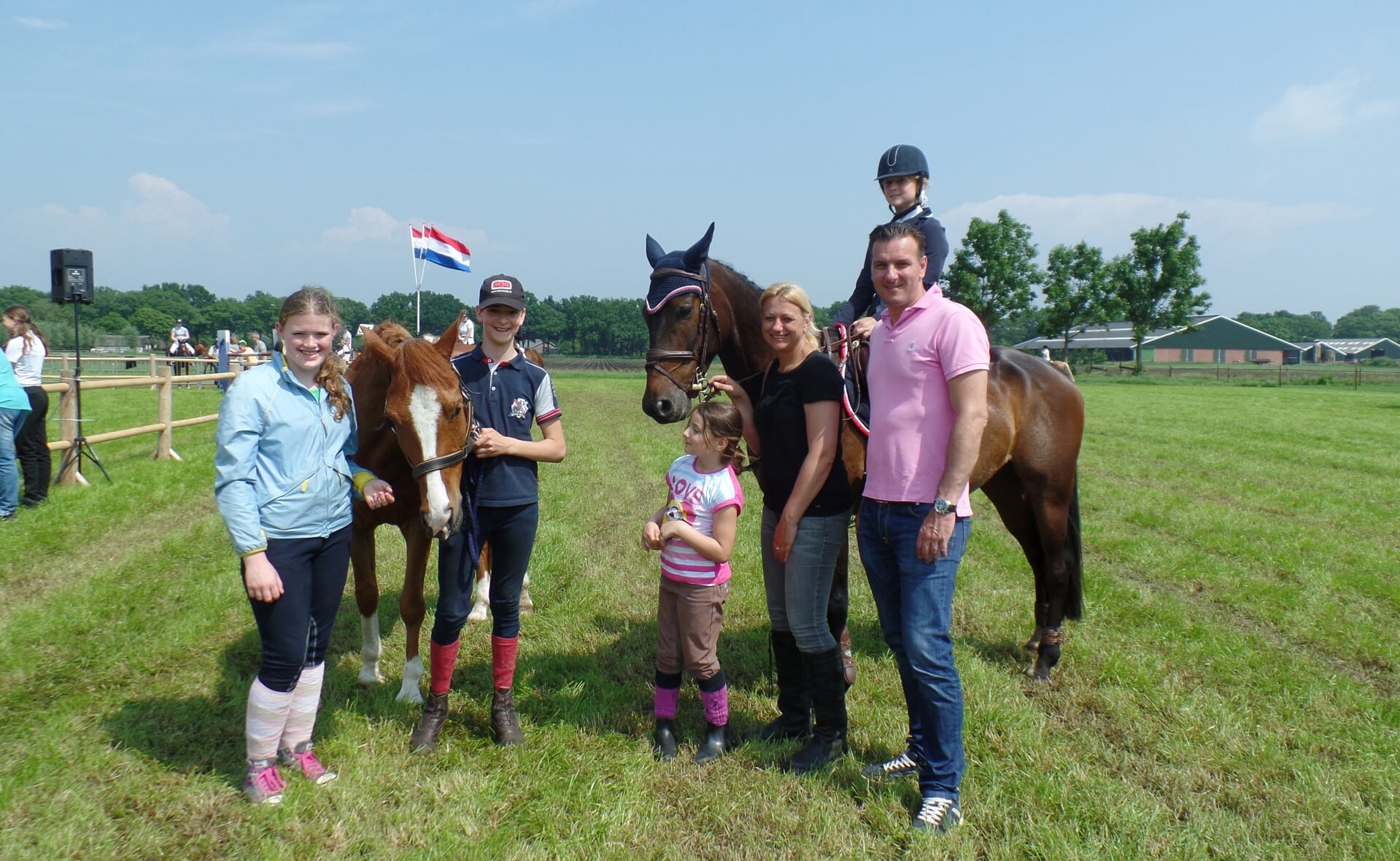 Familie Titulaer is een échte paardenfamilie. Samen reizen ze het hele jaar door elk weekend concoursen af.