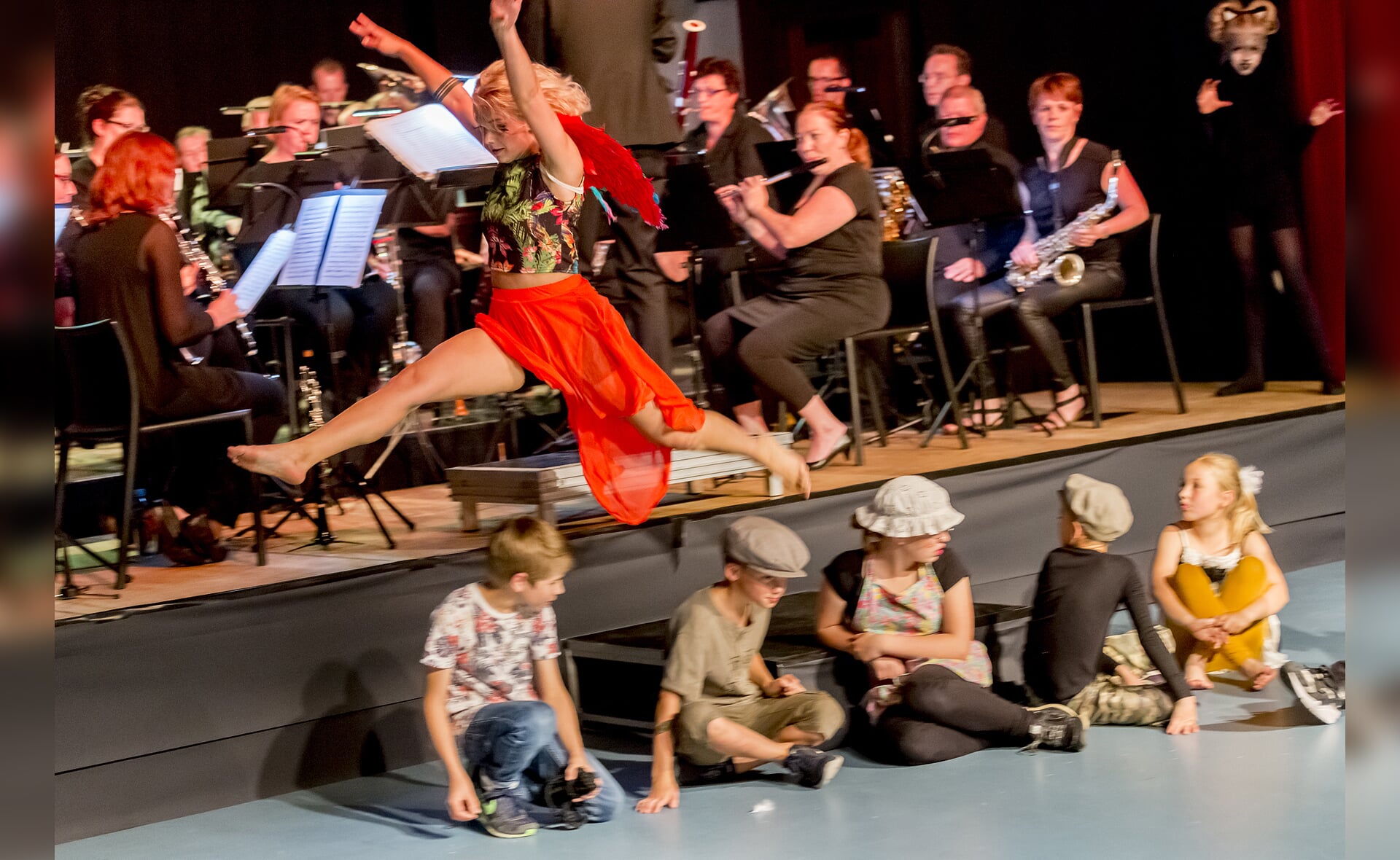 Danseres Lotte Timmermans vertolkte op de klanken van fluitiste Babs van Kempen het vogeltje uit het muzikale sprookje 'Peter en de wolf'. (Foto: Peter de Koning). 