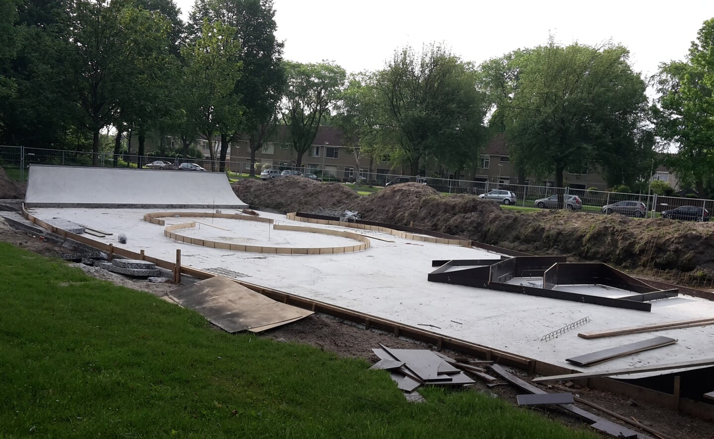 Op het grasveld tussen de Maastrichtsestraat en de Hobbendonkseweg in Boxtel-Oost wordt momenteel een nieuwe skateramp aangelegd. Vlakbij, op het afgesloten deel van de Dr. De Brouwerlaan, verdwijnt de oude skatevoorziening. (Foto: Henk van Weert). 