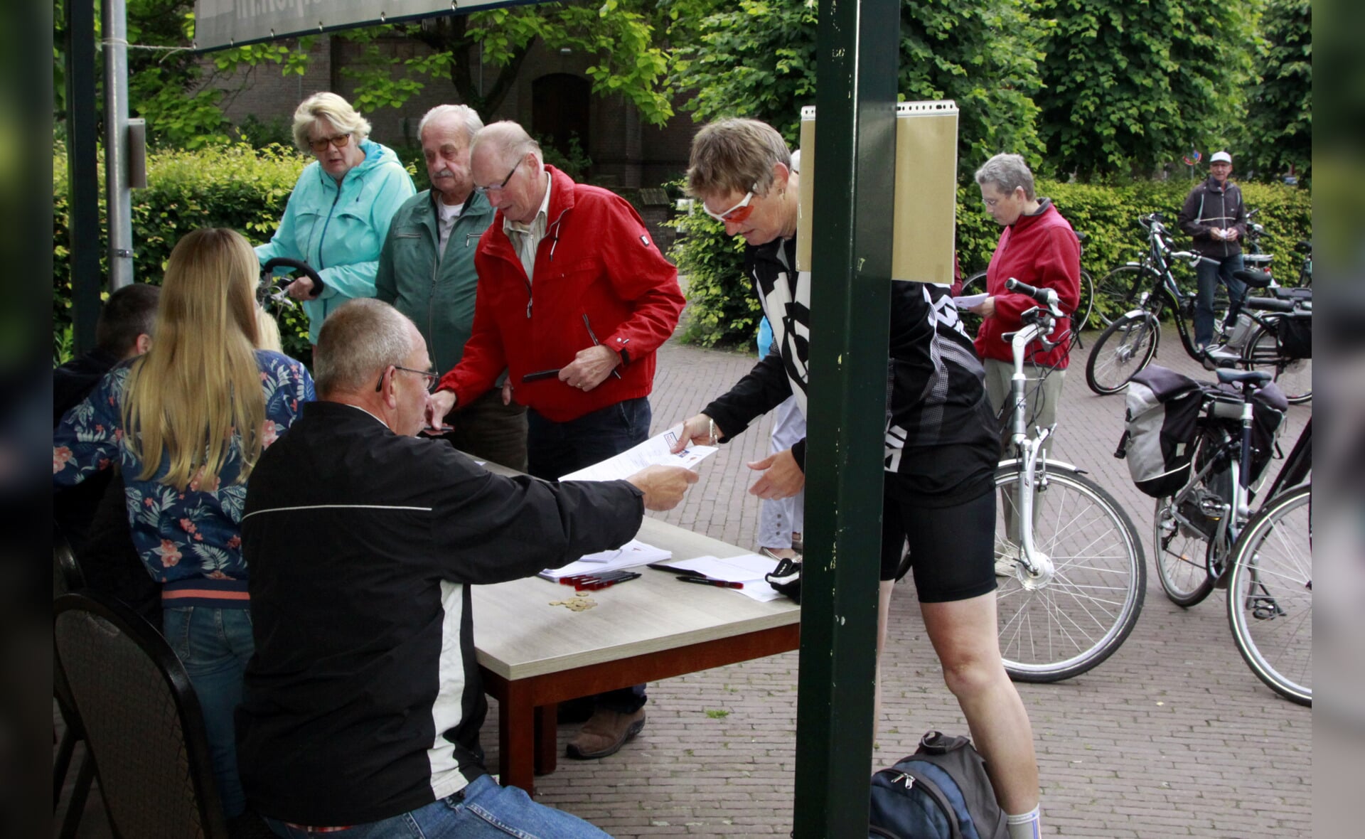 De deelnemers aan de Essche Fietsdag vertrokken vanochtend bij dorpshuis De Es. (Foto: Gerard Schalkx). 