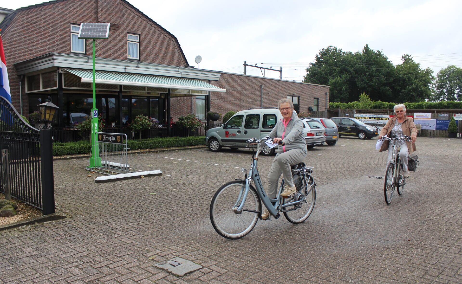 Corrie (links) en Anneke van Alphen vertrokken dinsdag vanaf 't Tweespan voor een 35 kilometer lange fietstocht. (Foto: Annelieke van der Linden).