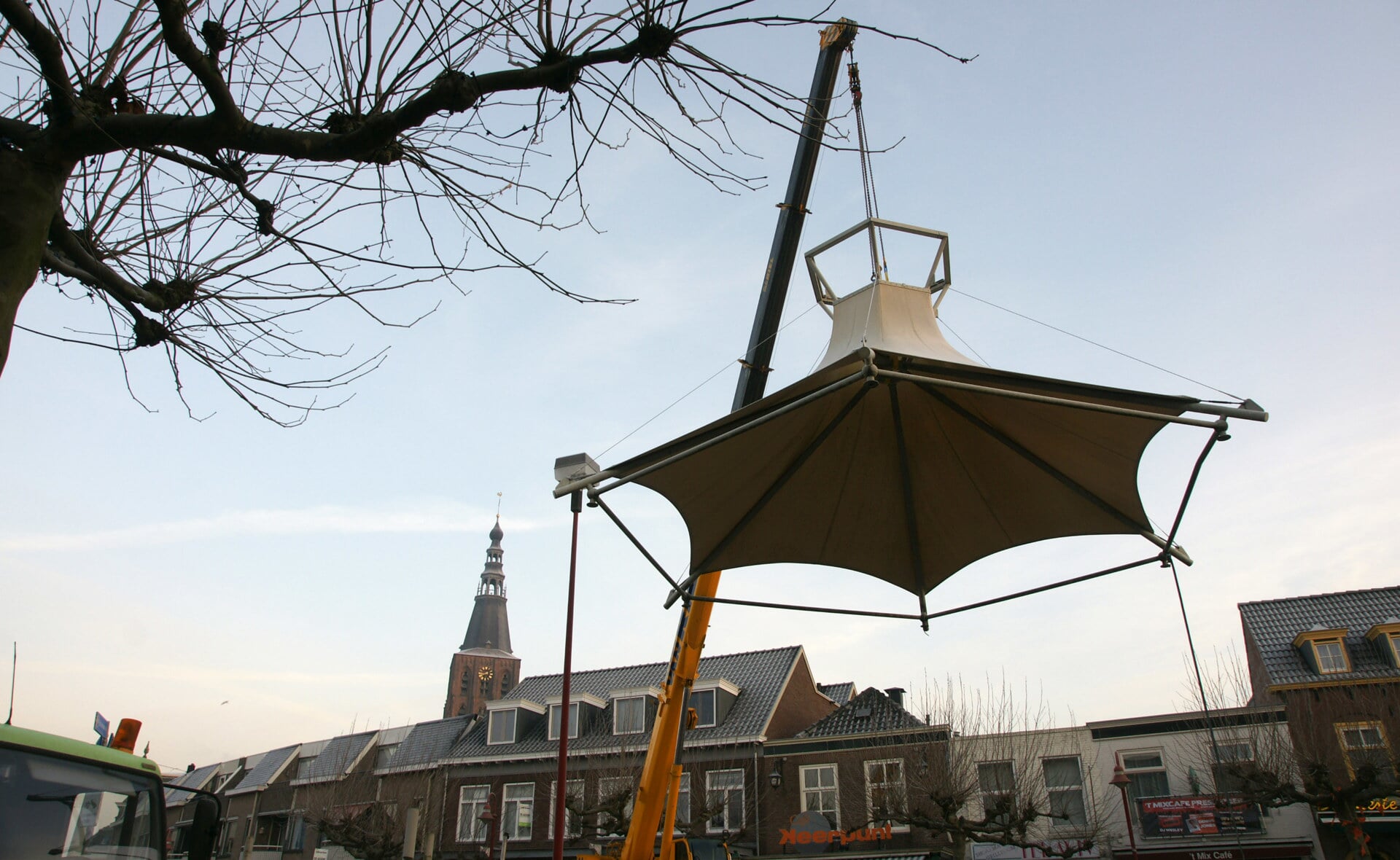 Eind januari 2009 werd de kiosk op de Markt ontmanteld. Rondom de plannen om de muziektent in Boxtel-Oost op te bouwen, is het stil vindt de Boxtelse fractie van PvdA/GroenLinks. (Foto: Albert Stolwijk). 