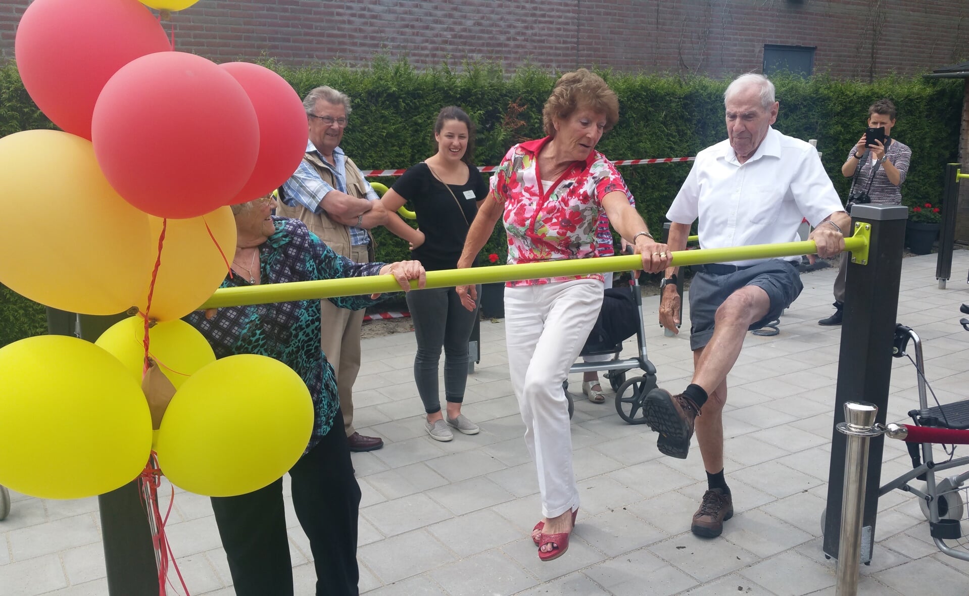 Mieke Daniëls geeft het goede voorbeeld in de beweegtuin van wijkhuis Simeonshof van Zorggroep Elde in Boxtel. (Foto: Marc Cleutjens).