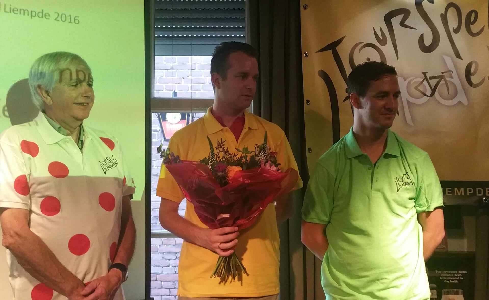 Martijn van Kempen (gele trui) wordt geflankeerd door Luc Schellekens (groene trui) en Gerold Ceelen (bolletjestrui). (Foto: Marc Cleutjens).