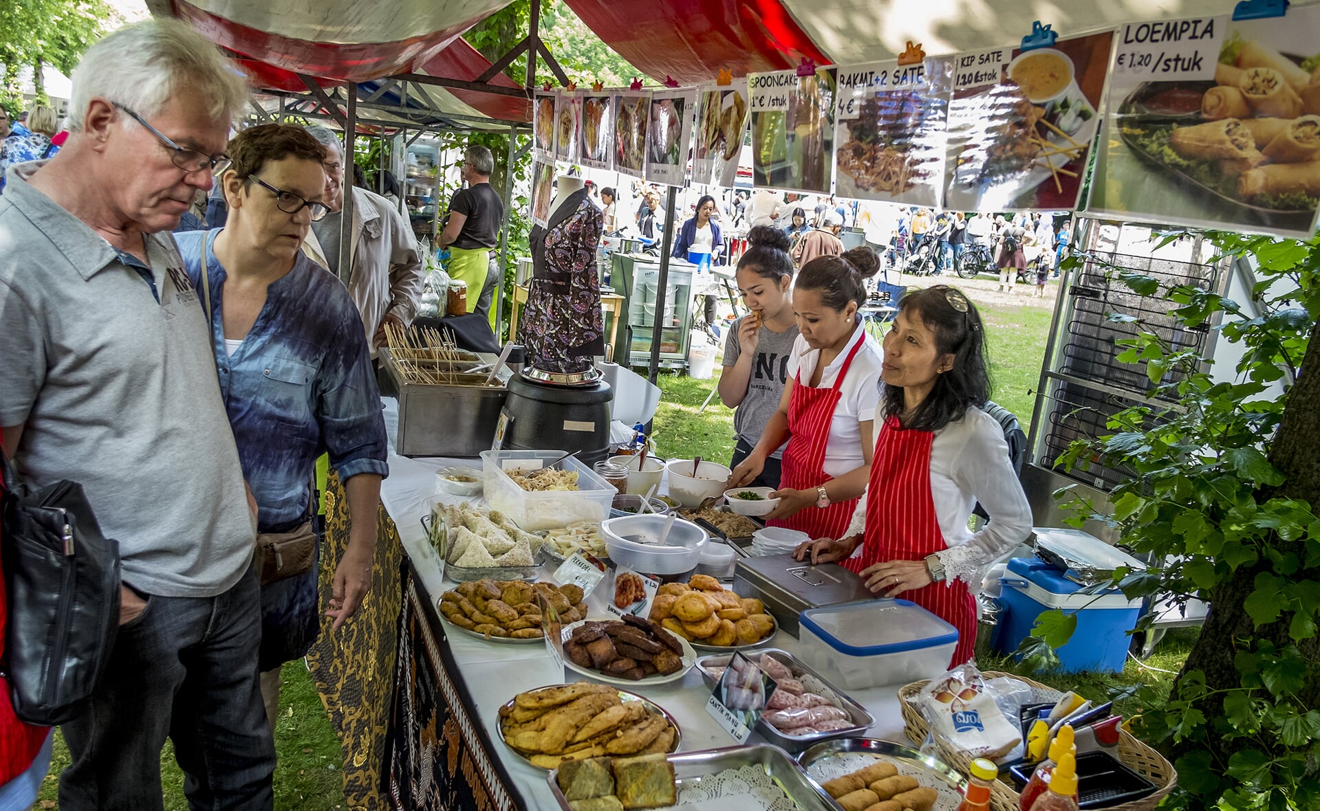 Tijdens de Bazaar kunnen bezoekers genieten van allerlei culinaire verrassingen. (Archieffoto: Peter de Koning).