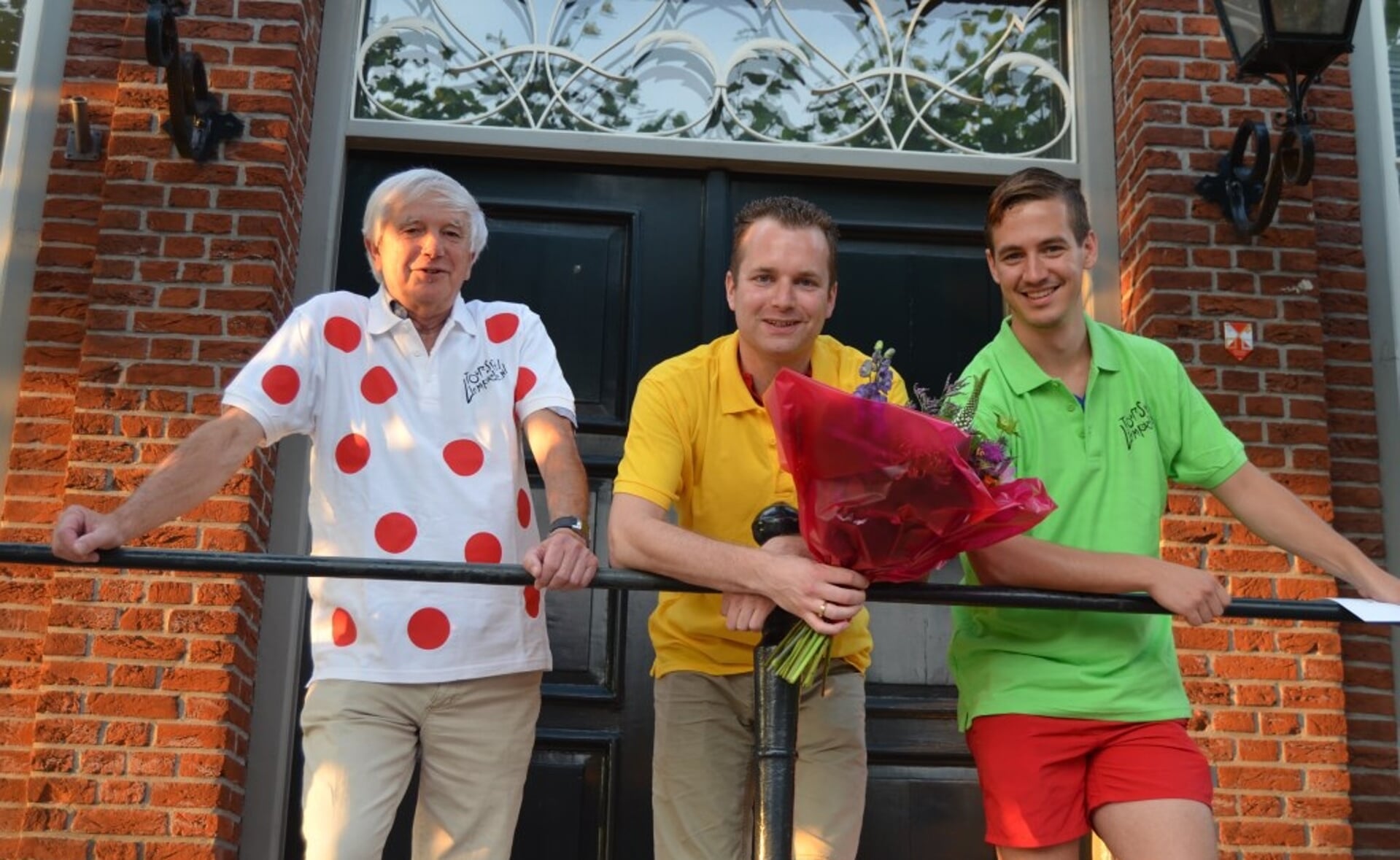 De winnaars van Tourspel Liempde. Vlnr. Gerold Ceelen, Martijn van Kempen (namens winnaar en echtgenote Maaike) en Luc Schellekens.