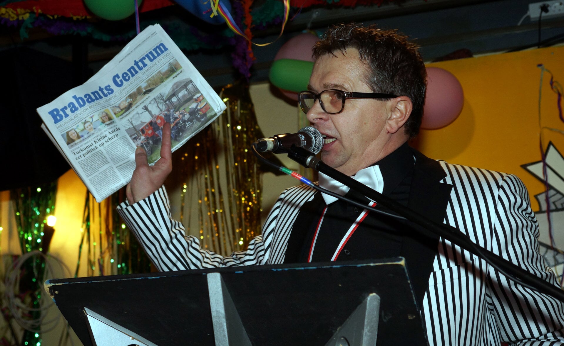 Berry Dankers in zijn rol als presentator van het politiek café tijdens carnaval 2014. (Foto: Albert Stolwijk). 