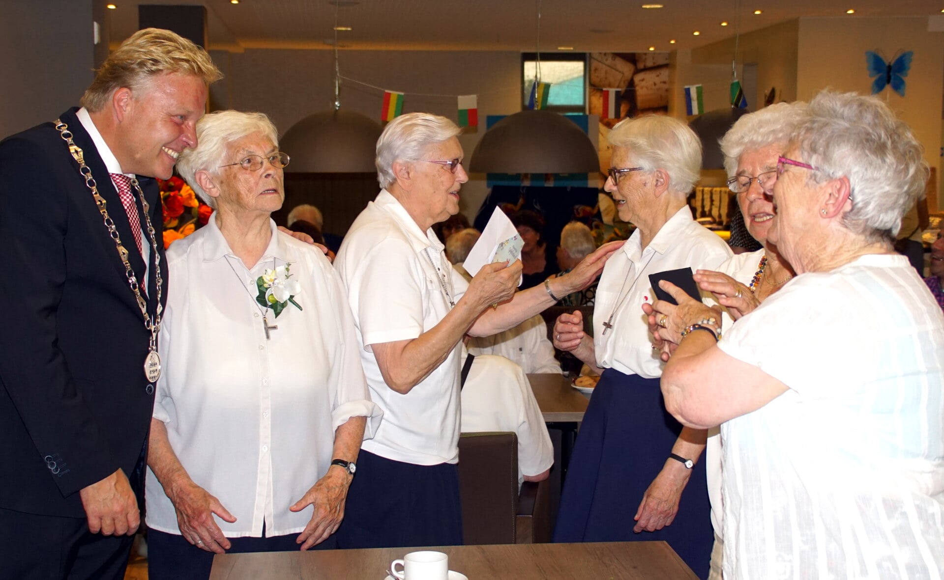 Burgemeester Mark Buijs verraste de witte zusters met de zilveren legpenning van de gemeente Boxtel. (Foto: Albert Stolwijk). 