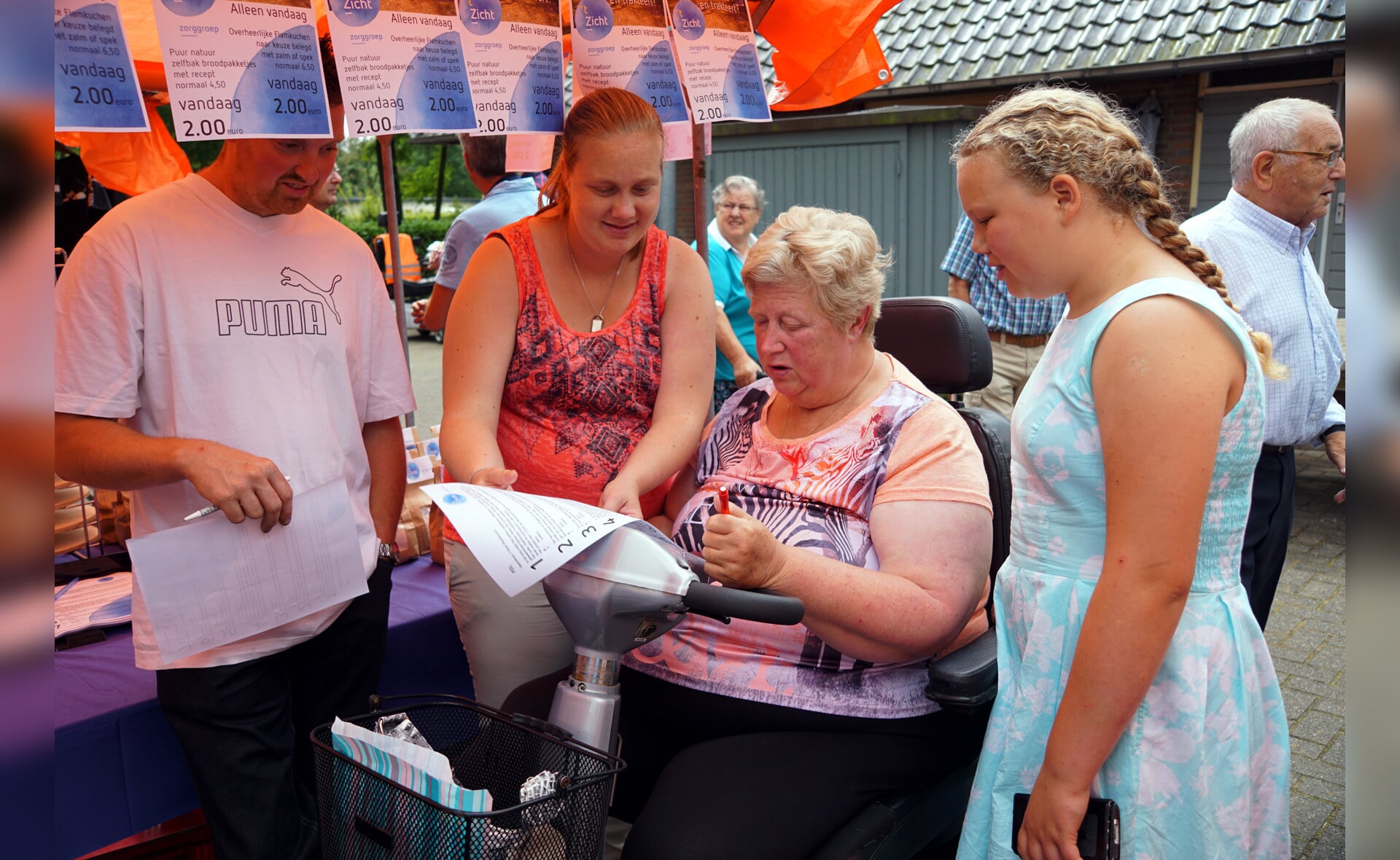 Tijdens de jaarlijkse braderie op Dennenoord werden bezoekers geïnformeerd over huisvesting van autistische jongeren. (Foto: Albert Stolwijk). 