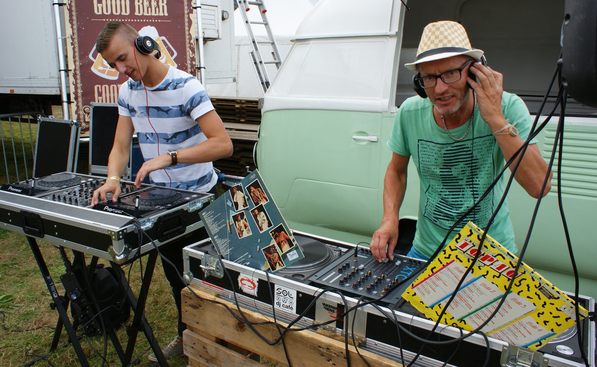 Vinyldiscjockey Ducko (rechts) draait platen uit de jaren zeventig en tachtig, naast hem dj K die moderne apparatuur gebruikt om hedendaagse dancemuziek te draaien. (Foto: Marc Cleutjens).