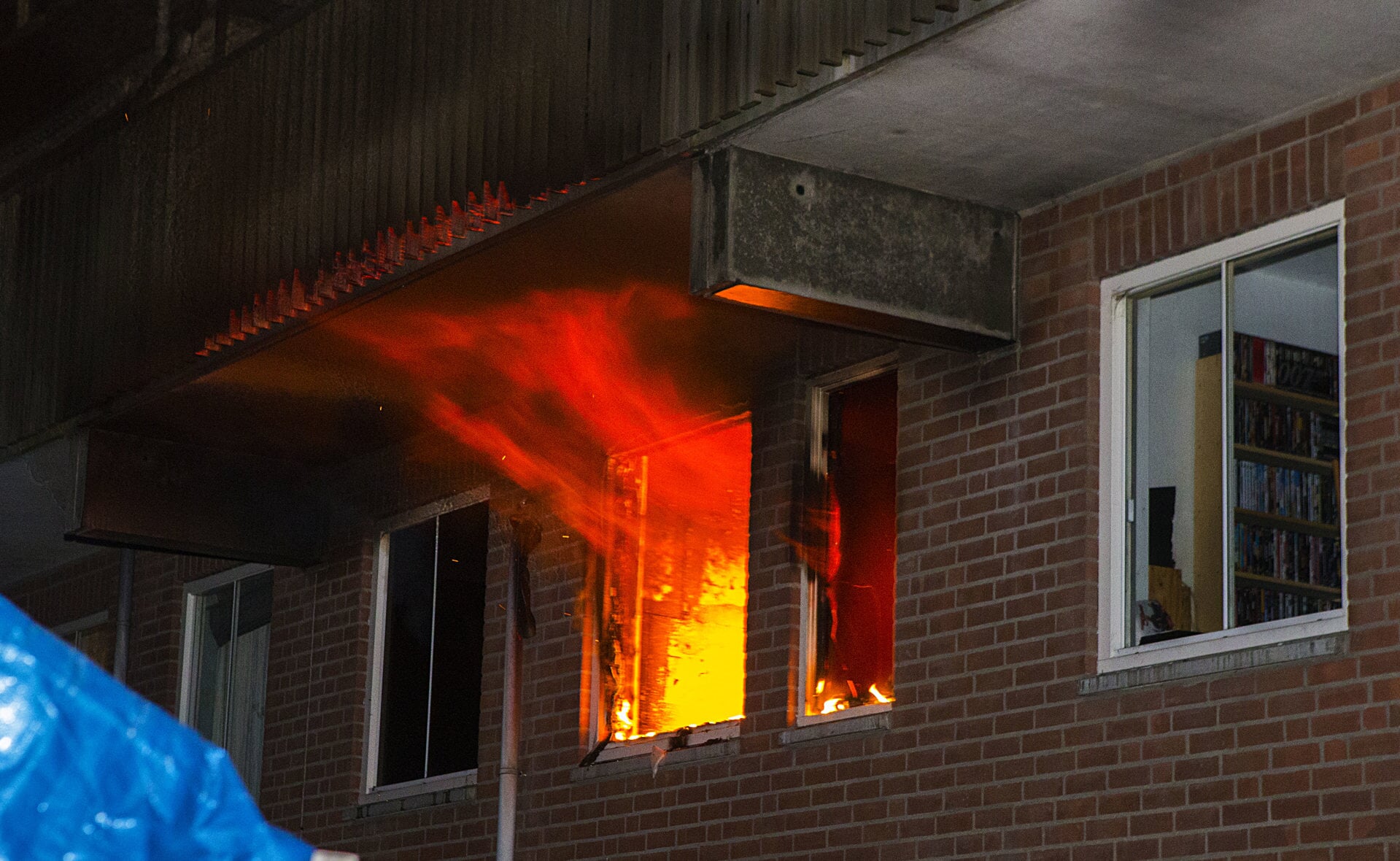 In een appartement aan Het Kapittel woedde in de nacht van donderdag op vrijdag een felle uitslaande brand. (Foto: Sander van Gils). 