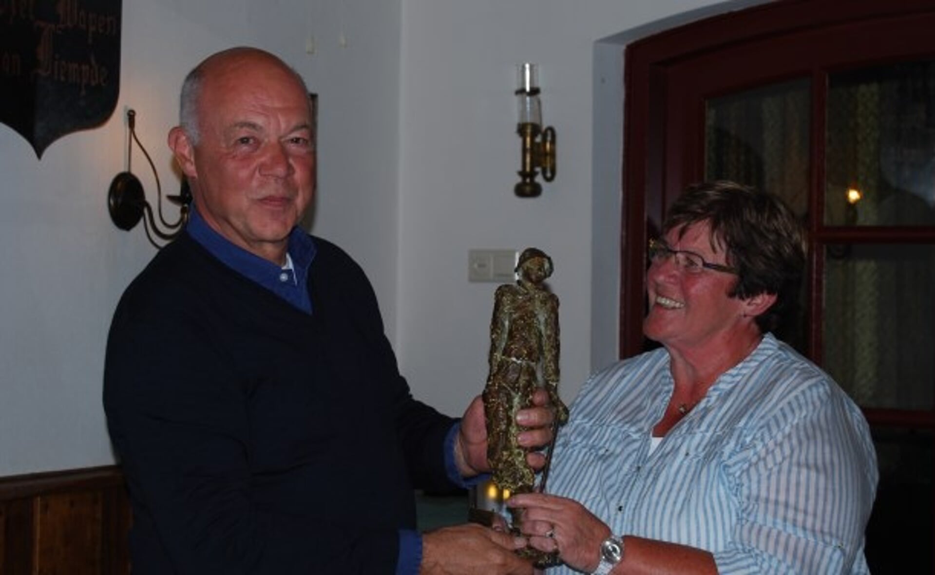 Joep Smits en Laura van Pelt, golfkampioenen 2016, met de Willemine-van-Laarhoven trofee in het Wapen van Liempde