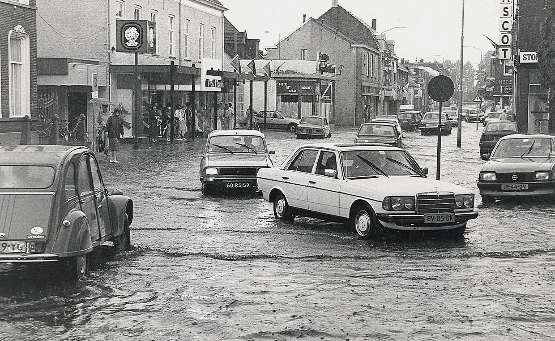 Een wolkbreuk zette in juli 1987 hele straten blank in Boxtel. Zoals hier op de hoek Stationsstraat-Prins Bernhardstraat.