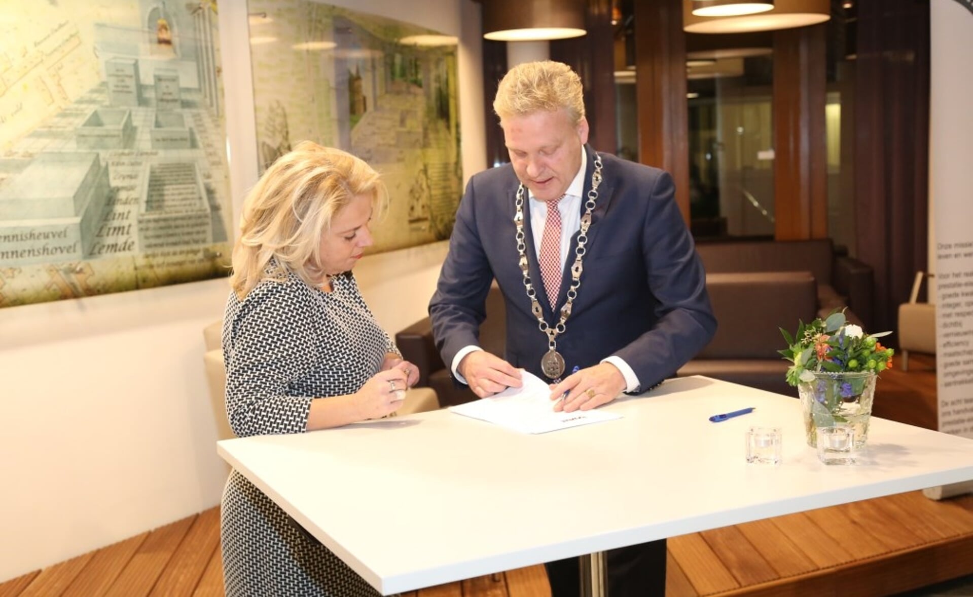 Burgemeester Buijs (r.) en Veerle Schrier tekenen de eerste BINco-overeenkomst. (Foto: Sander van Kasteren)