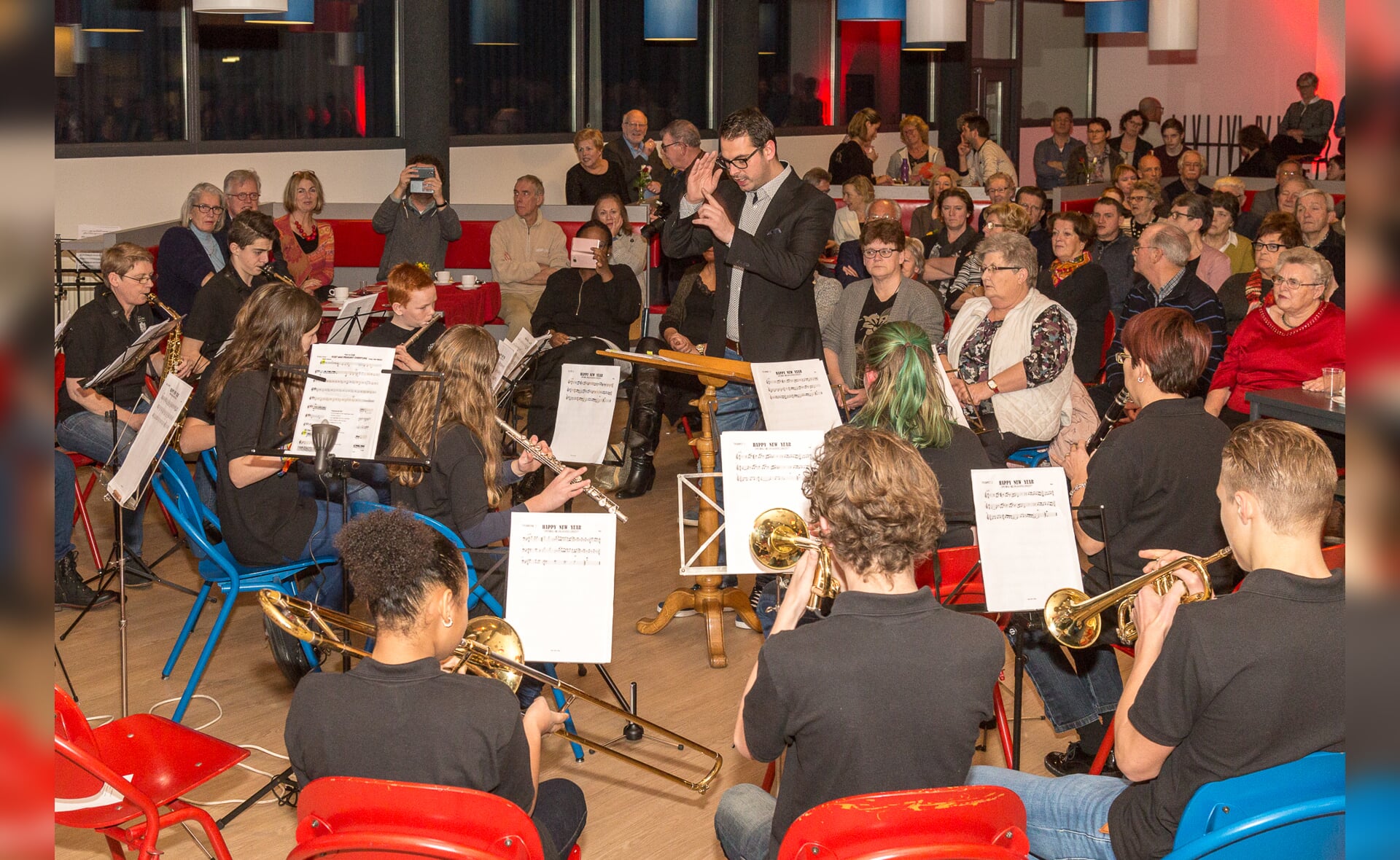 Het leerlingenorkest onder leiding van Ralph Zijlemans maakte veel indruk tijdens het nieuwjaarsconcert van de Gildenbondsharmonie. (Foto: Hans van Doorn).