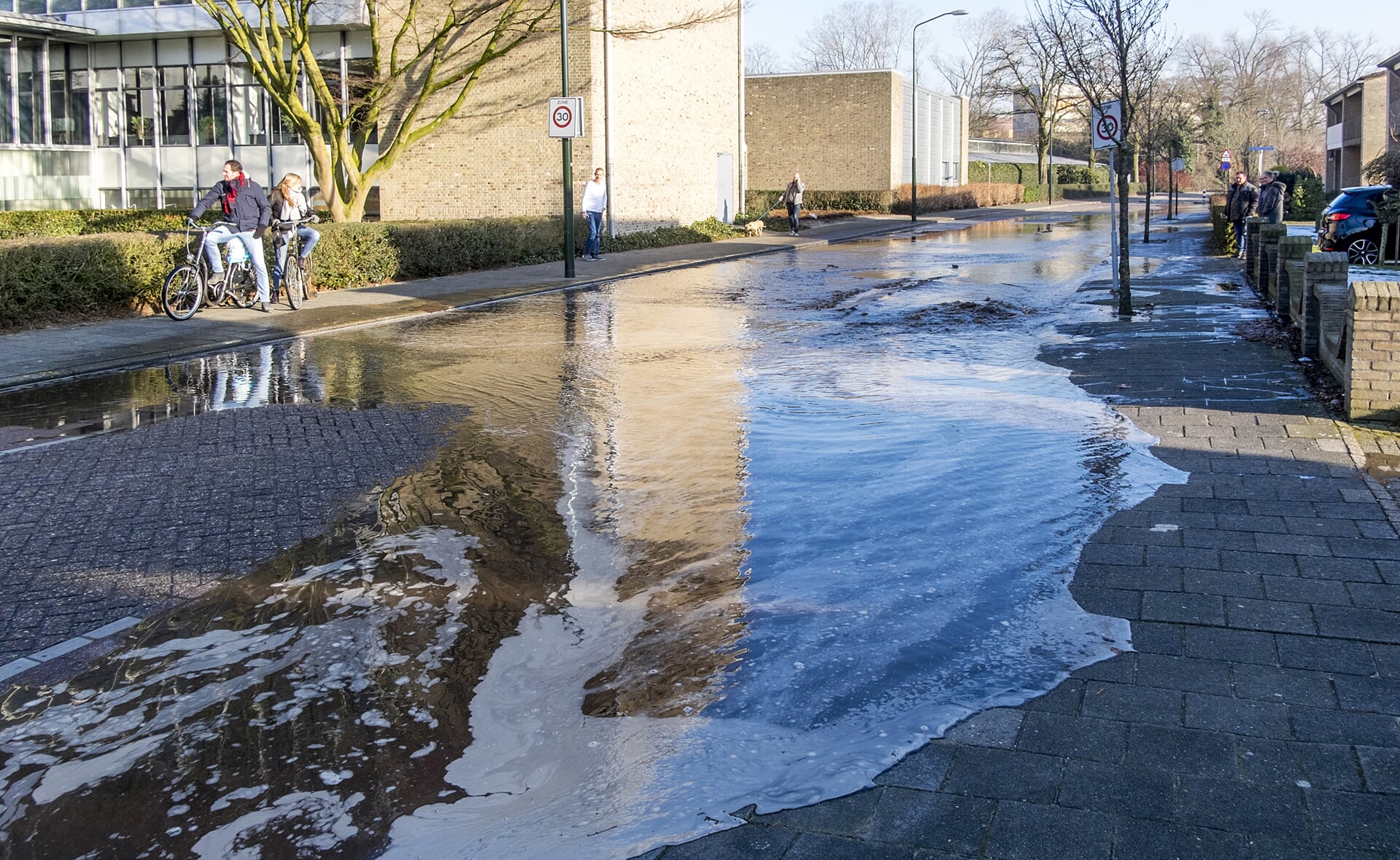 De waterlekkage in de Van der Voortweg in beeld. Brandweer en Brabant Water zijn gealarmeerd om de problemen te verhelpen. (Foto:Peter de Koning).
