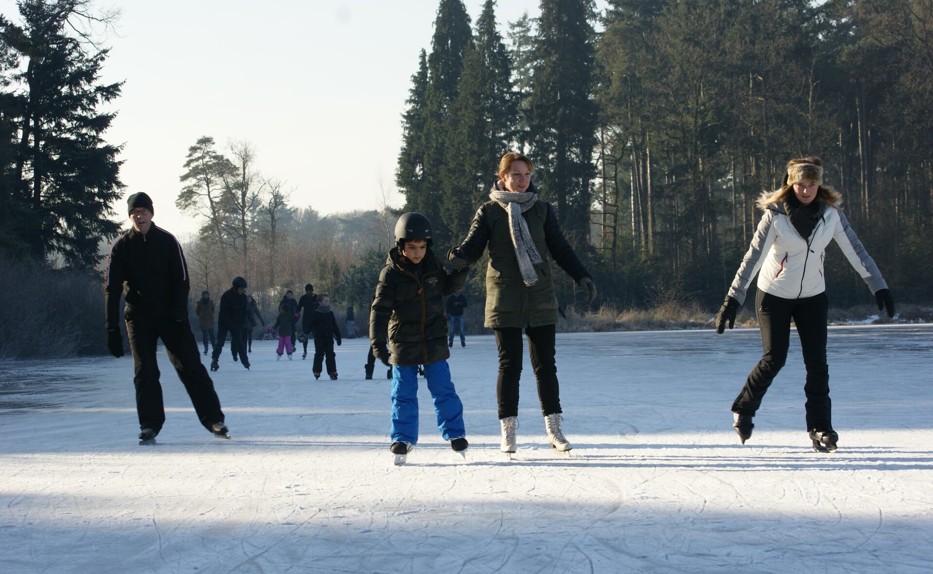 De eerste schaatsers trekken baantjes op de vennen in bosgebied Heult, nabij de waterzuiveringsinstallatie in Boxtel. (Foto: Marc Cleutjens).