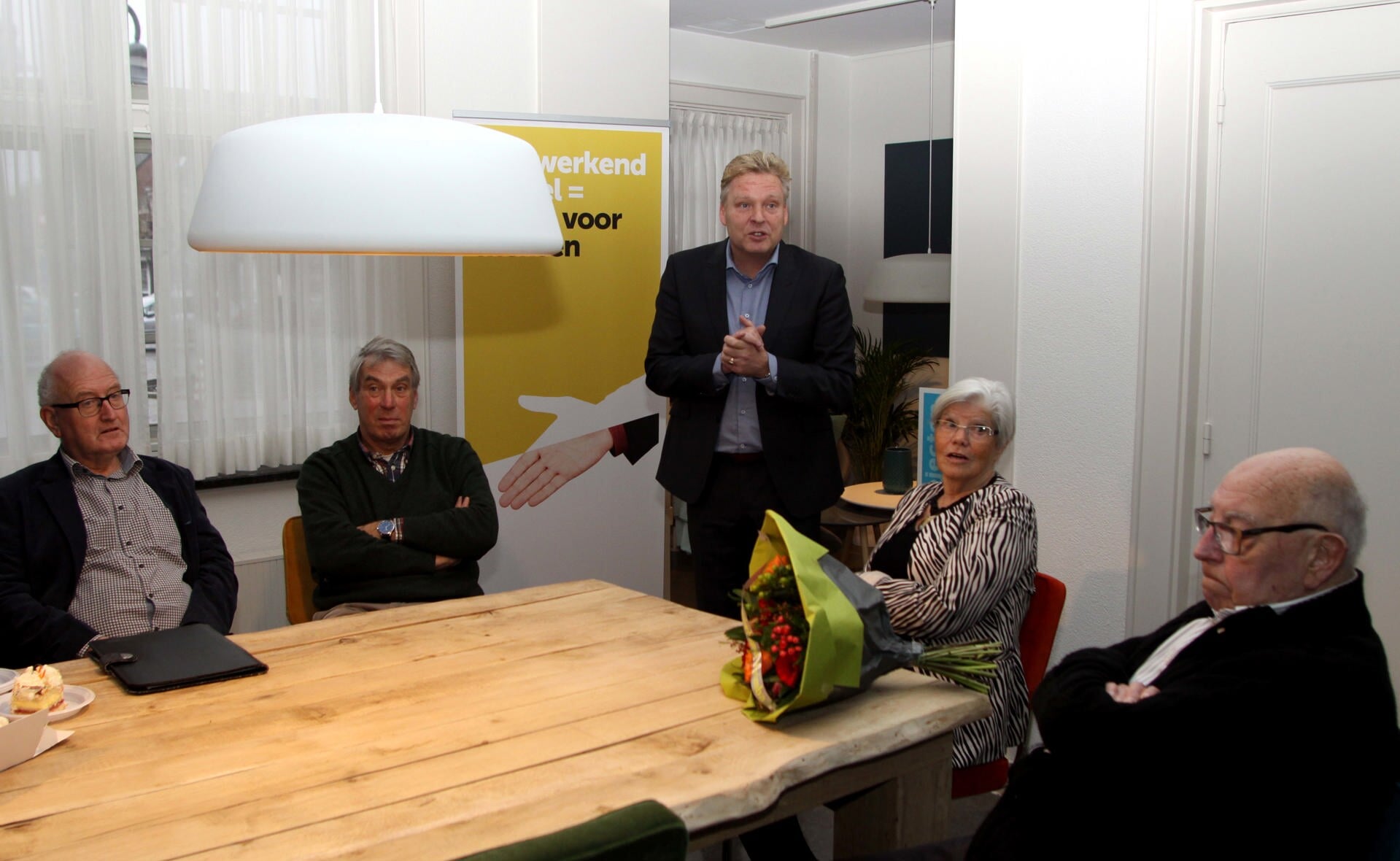 Burgemeester Mark Buijs in de nieuwe huiskamer met rechts Leni en Lambert van den Aker. Zij openden gezamenlijk de nieuwe ruimte in het gemeentehuis. (Foto: Gerard Schalkx).