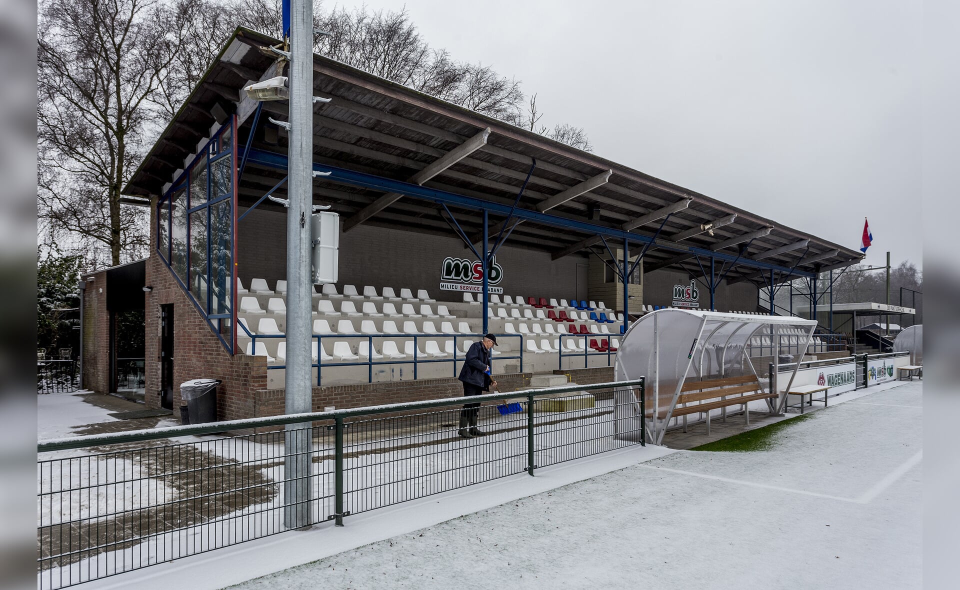 Winters beeld van ODC-sportpark Molenwijk. Alle festiviteiten rondom de opening van het vernieuwde sportpark zijn afgelast en worden verplaatst naar zaterdag 21 januari. (Foto: Peter de Koning).