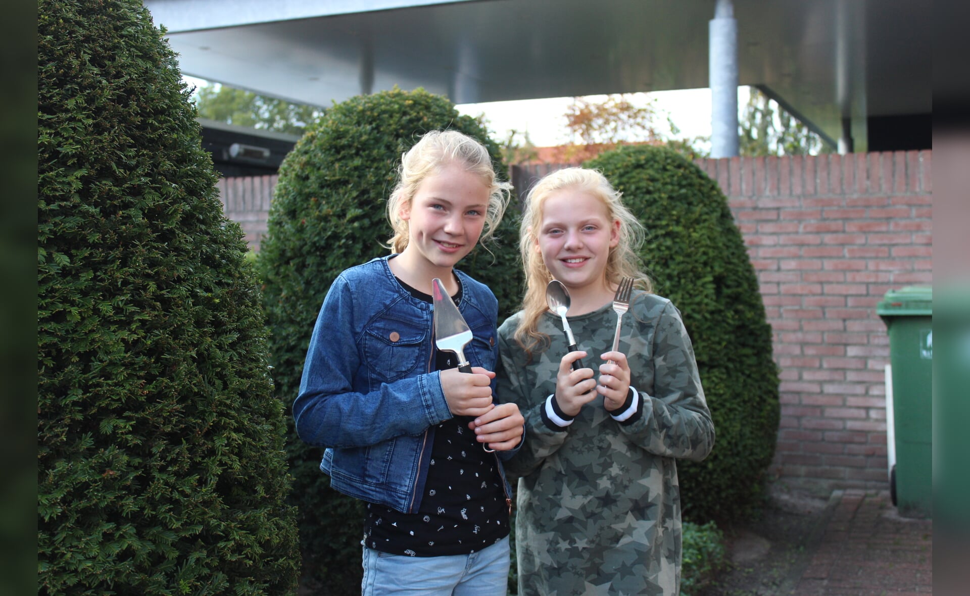 Faye van der Steen en Roos Arts vertegenwoordigen de gemeente Boxtel in kinderkookwedstrijd Keukenbazen.